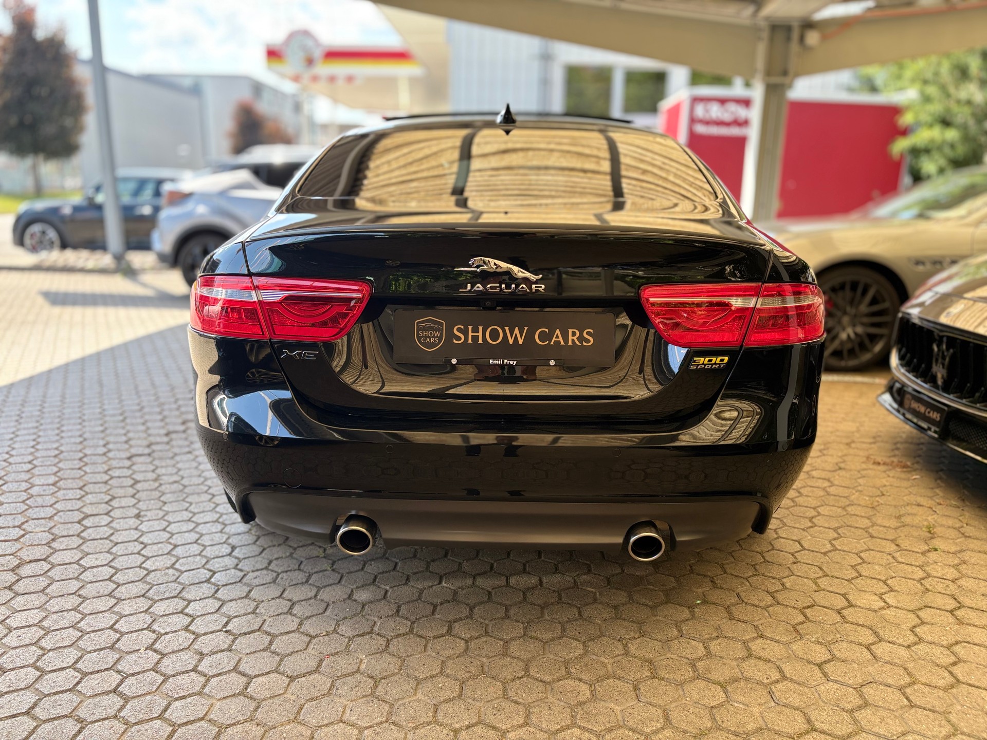 JAGUAR XE 30t 2.0 300 Sport AWD Automatic-image-4