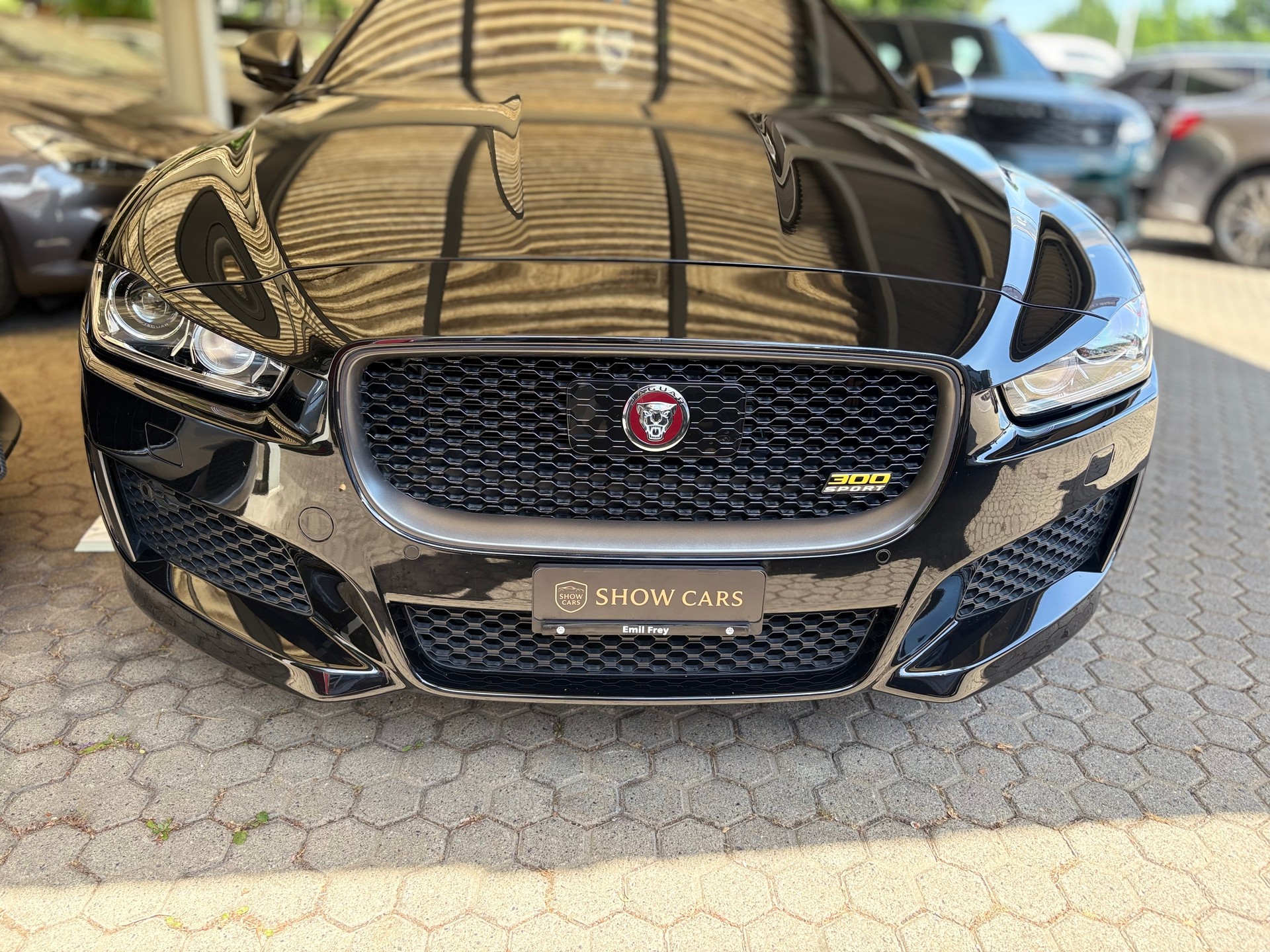 JAGUAR XE 30t 2.0 300 Sport AWD Automatic-image-3