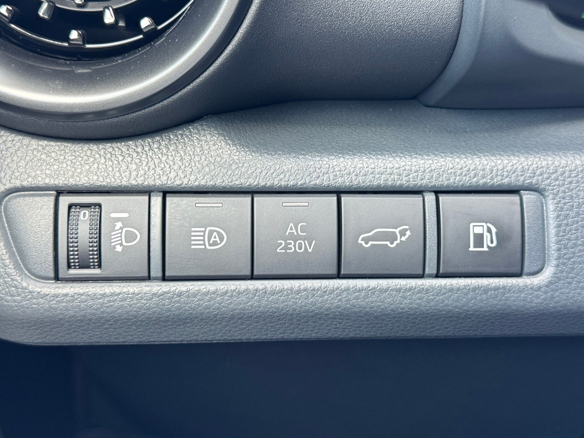 TOYOTA C-HR 2.0 PHEV CVT Swiss Edition-image-19