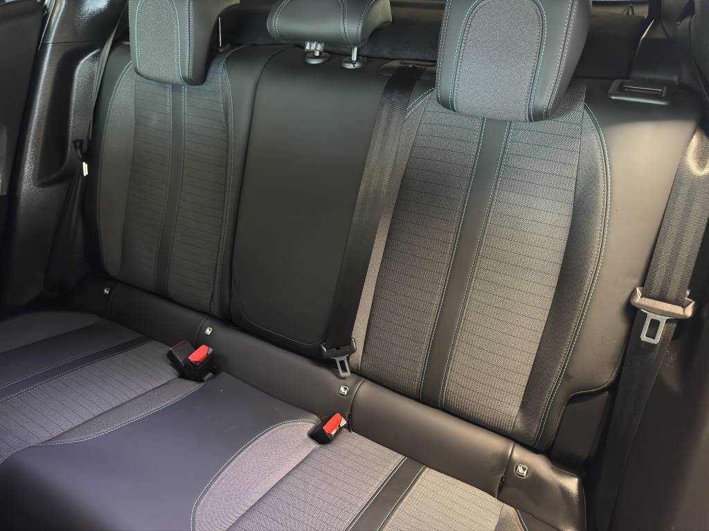 PEUGEOT 2008 1.2 PureTech Allure EAT8-image-8