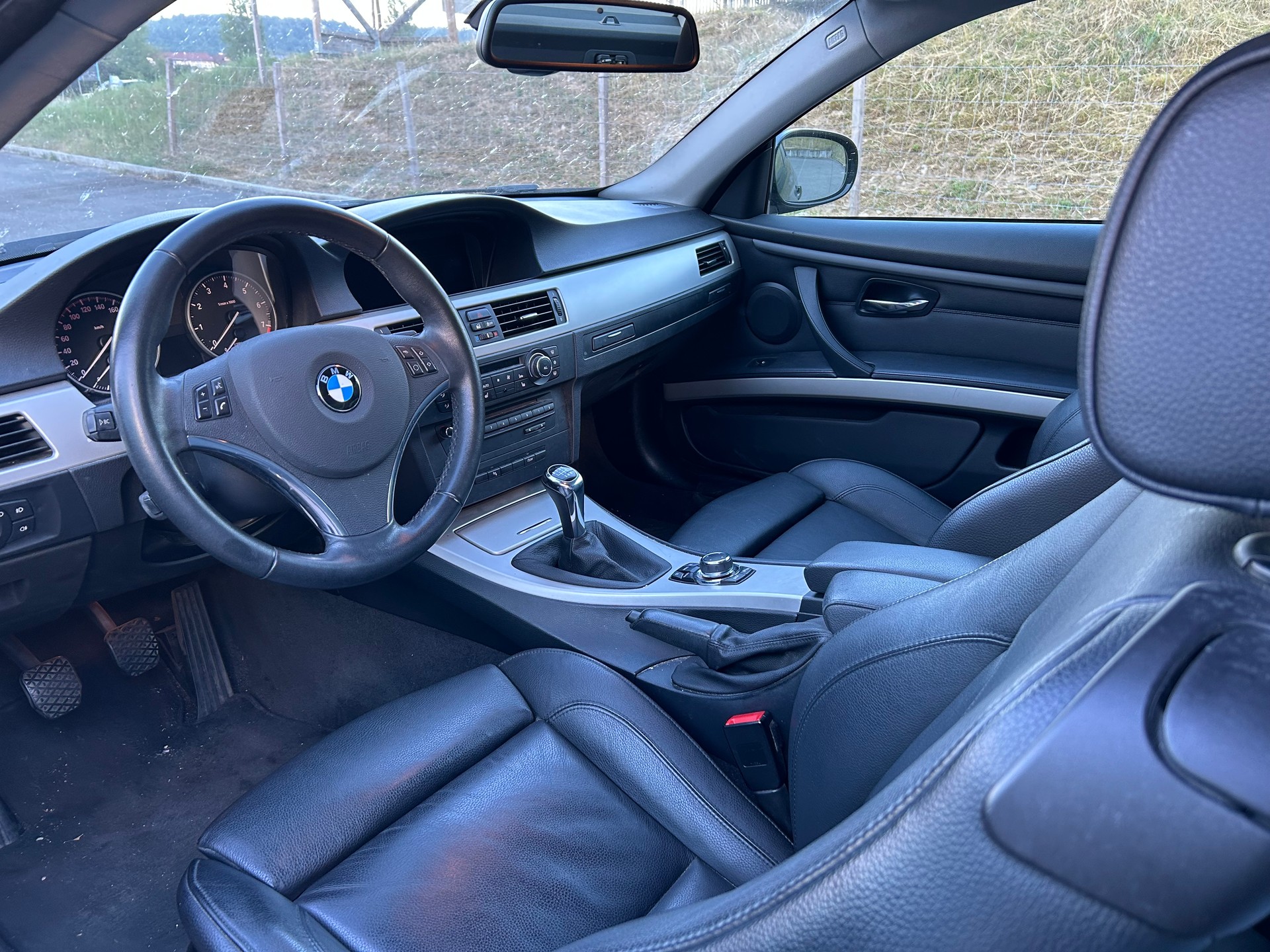 BMW 320i Coupé-image-6