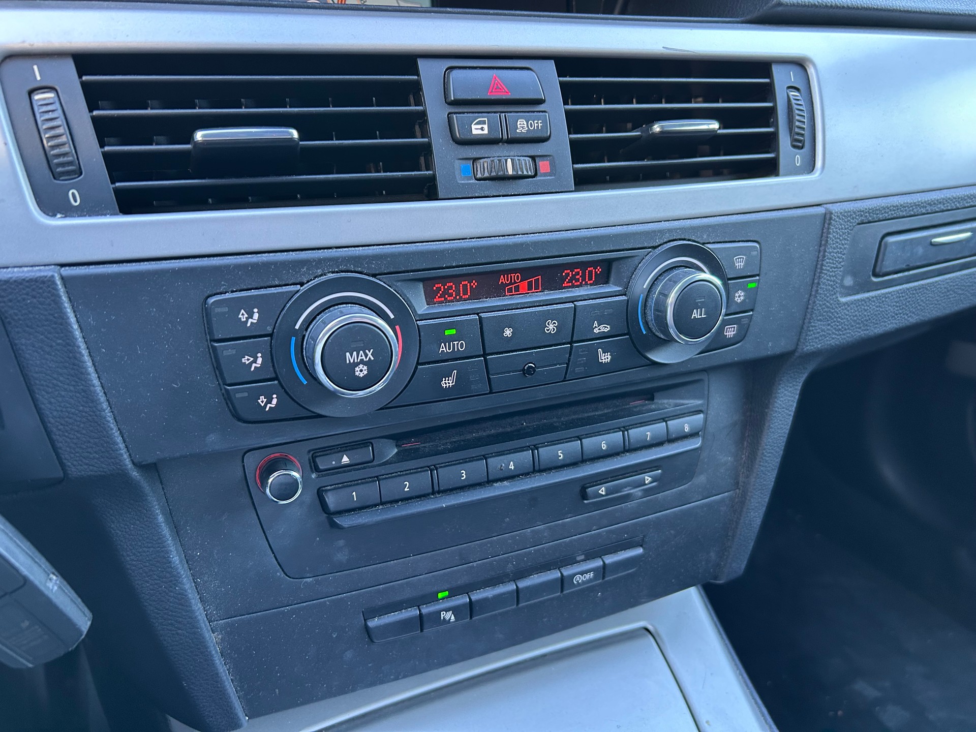 BMW 320i Coupé-image-10