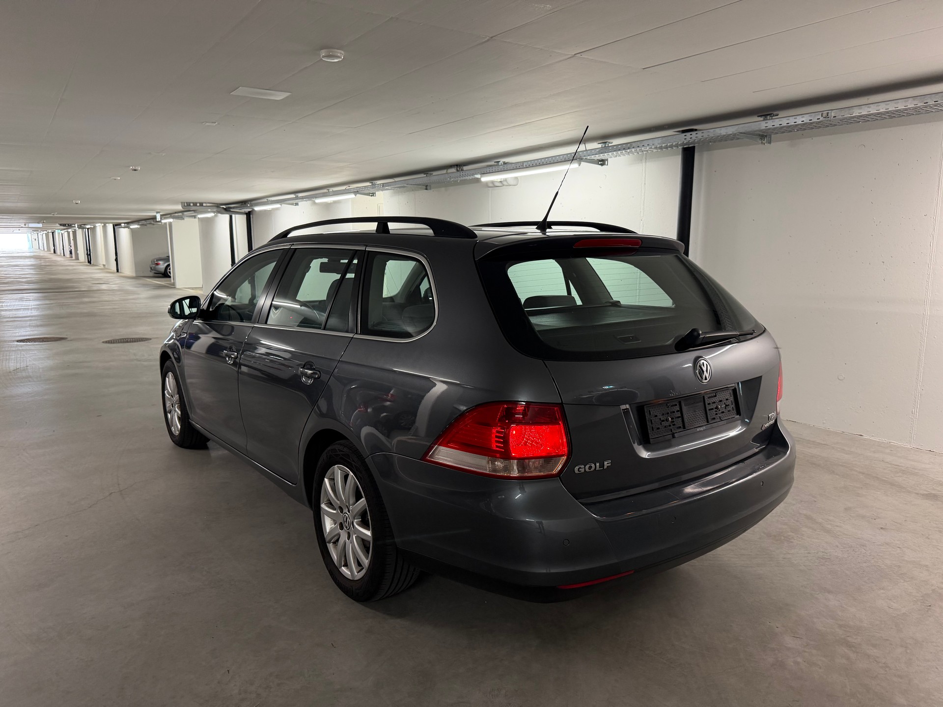 VW Golf Variant 1.9 TDI Comfortline 4Motion-image-6