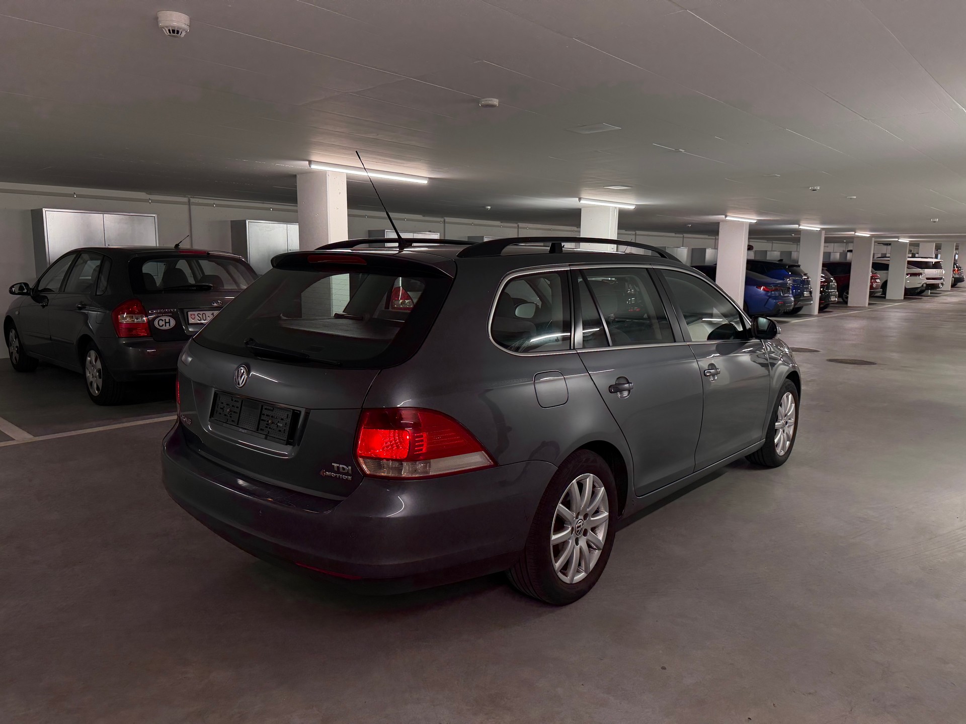 VW Golf Variant 1.9 TDI Comfortline 4Motion-image-4