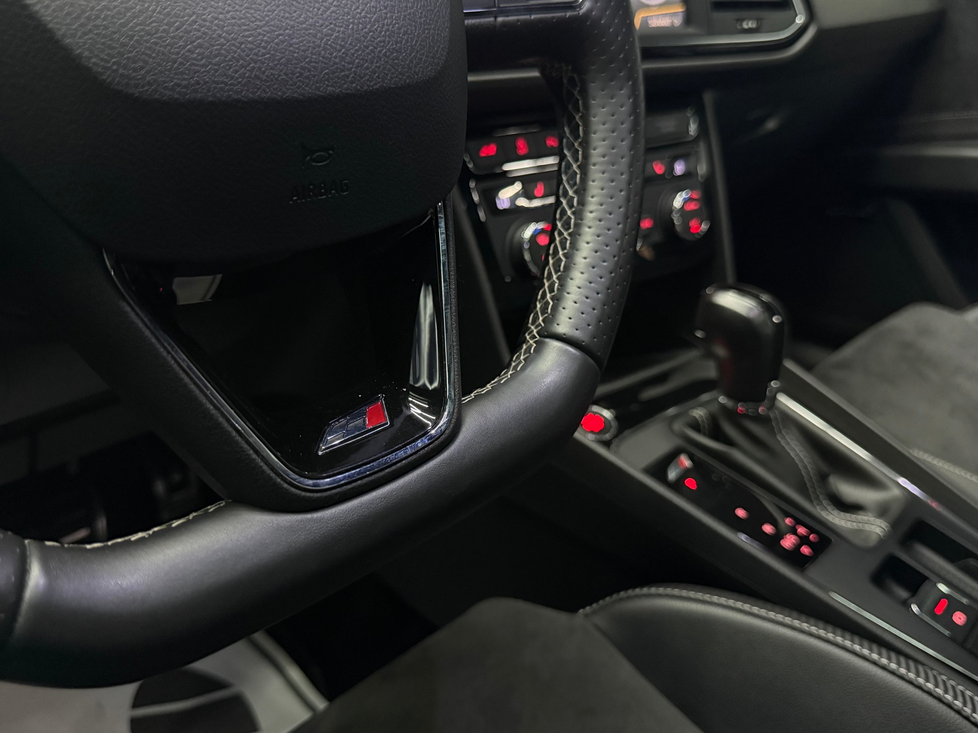 SEAT Leon 2.0 TSI Cupra 300 DSG-image-12