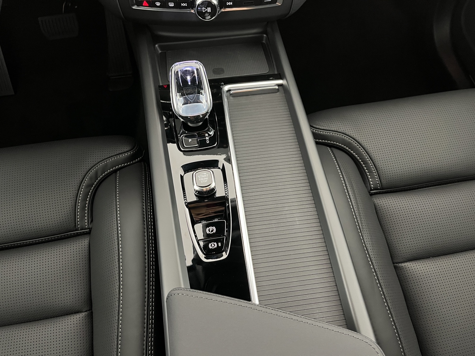 VOLVO XC60 2.0 T8 TE Black Edition eAWD-image-15