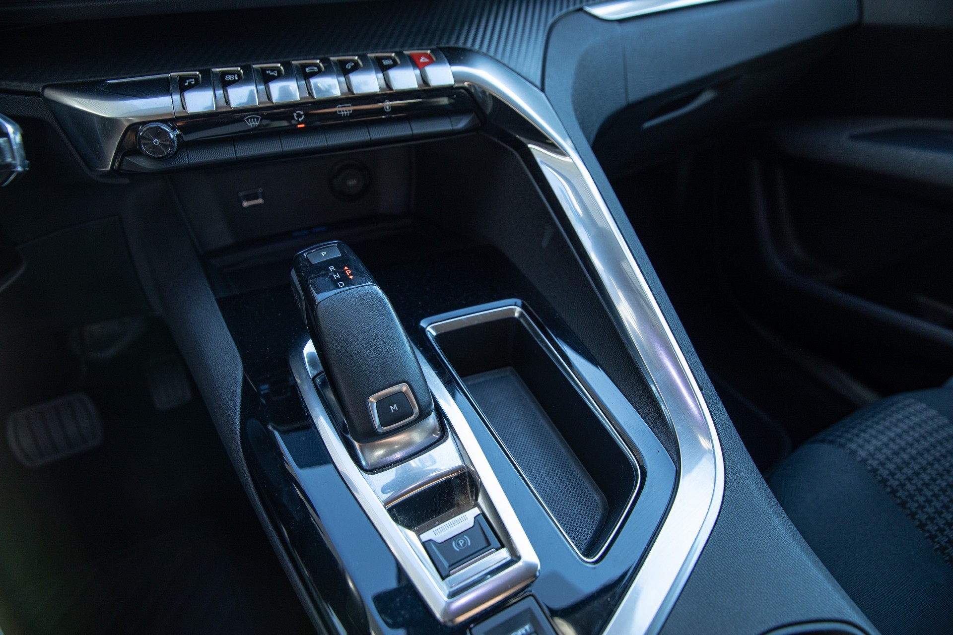 PEUGEOT 3008 1.6 BlueHDi Allure EAT-image-13
