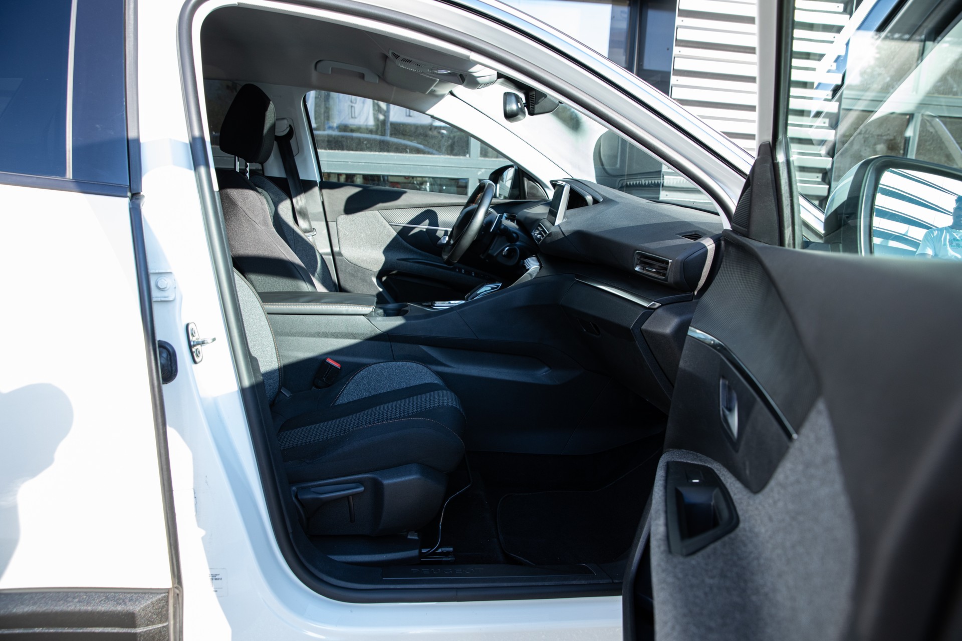 PEUGEOT 3008 1.6 BlueHDi Allure EAT-image-9