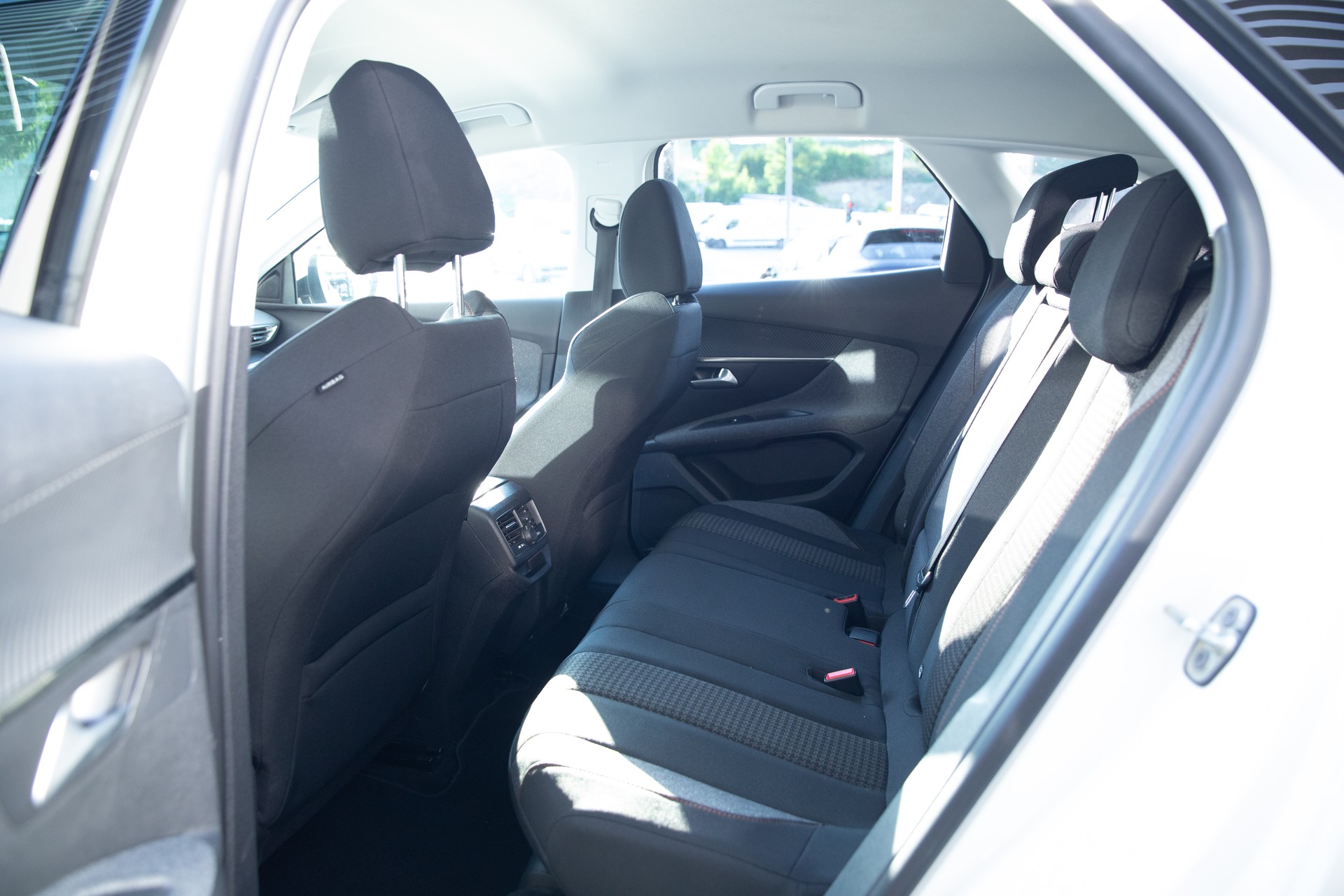 PEUGEOT 3008 1.6 BlueHDi Allure EAT-image-10