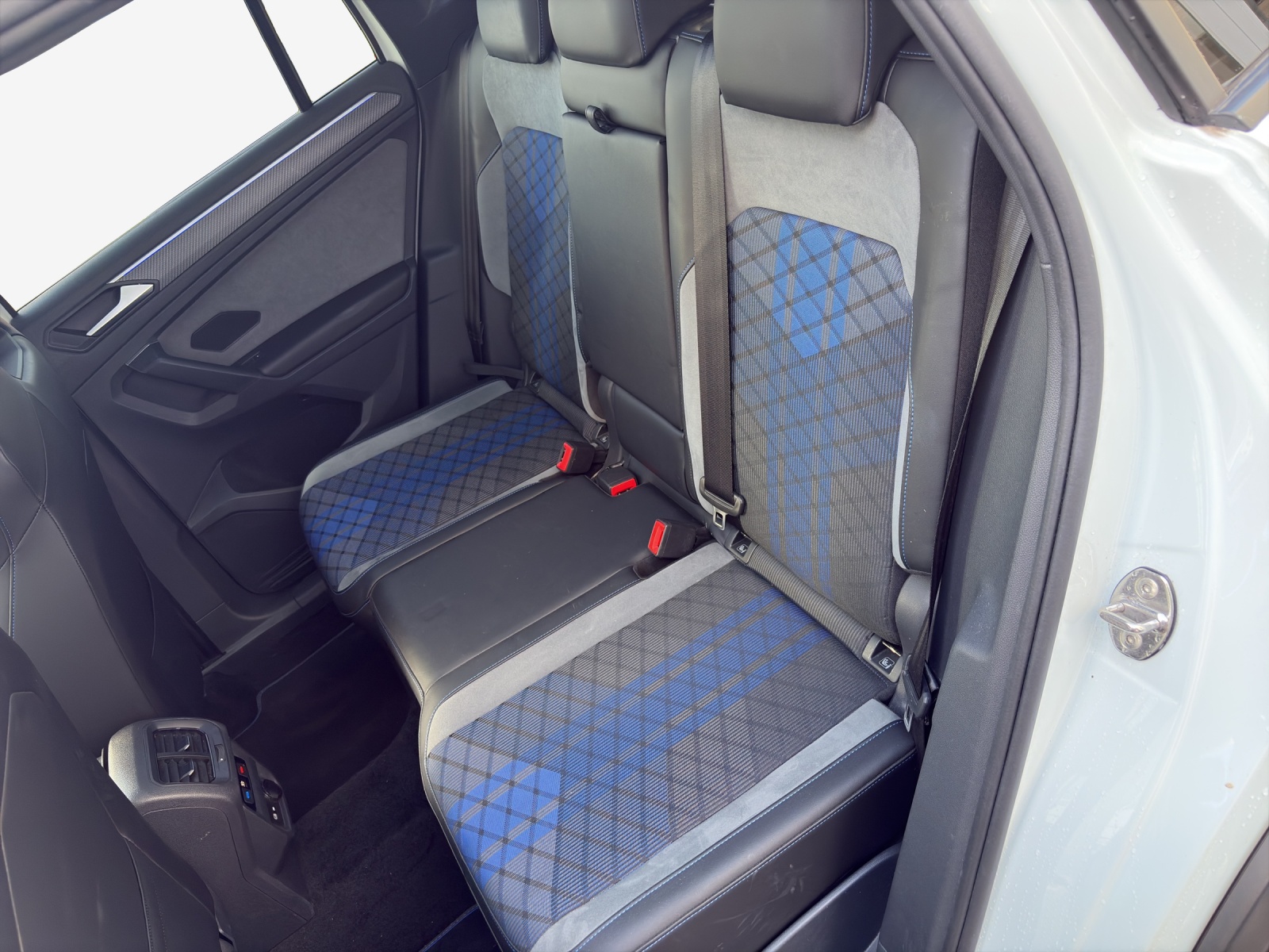 VW Tiguan 2.0TSI R 4Motion DSG-image-11