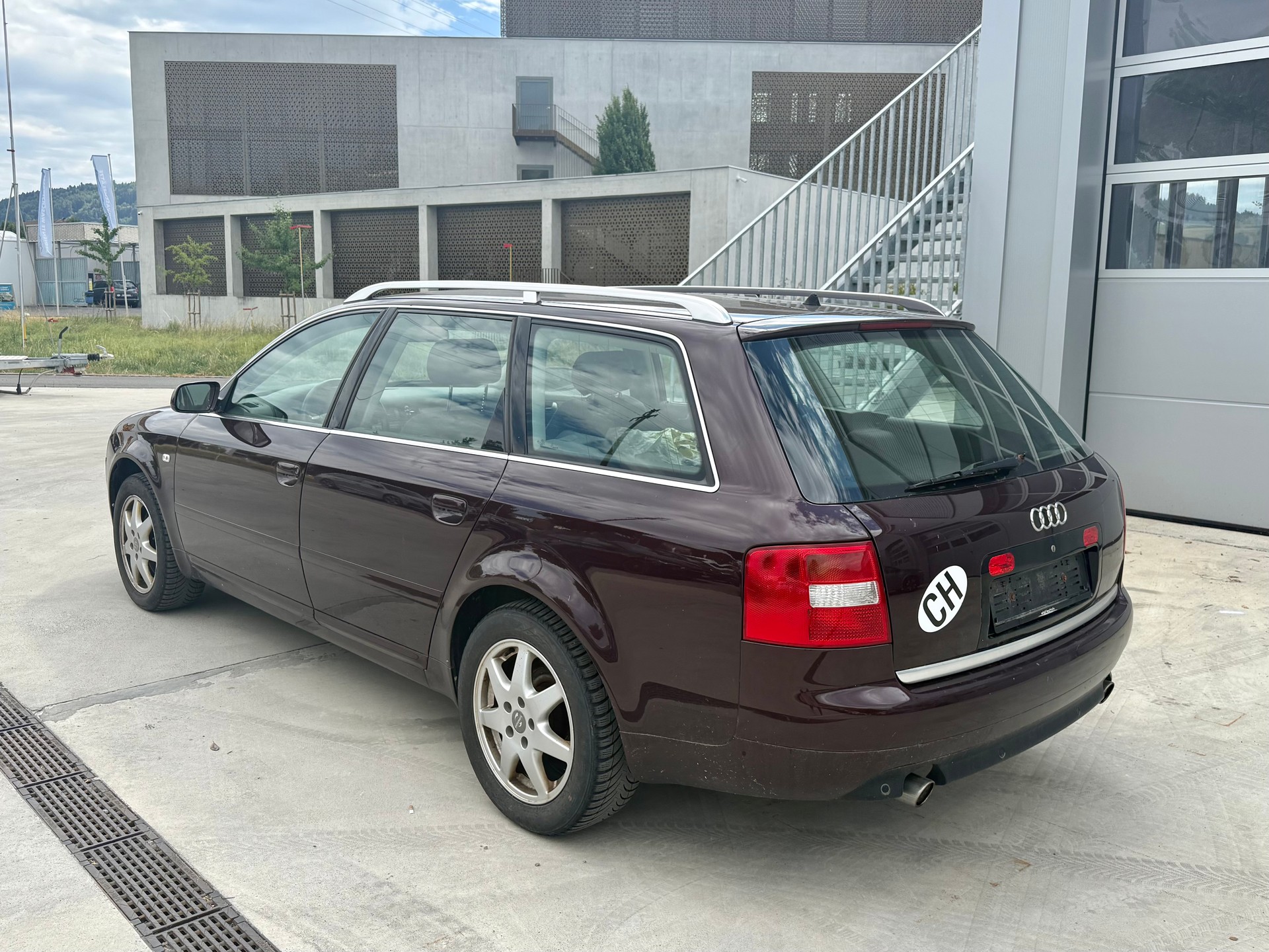 AUDI A6 Avant 2.4 quattro-image-1