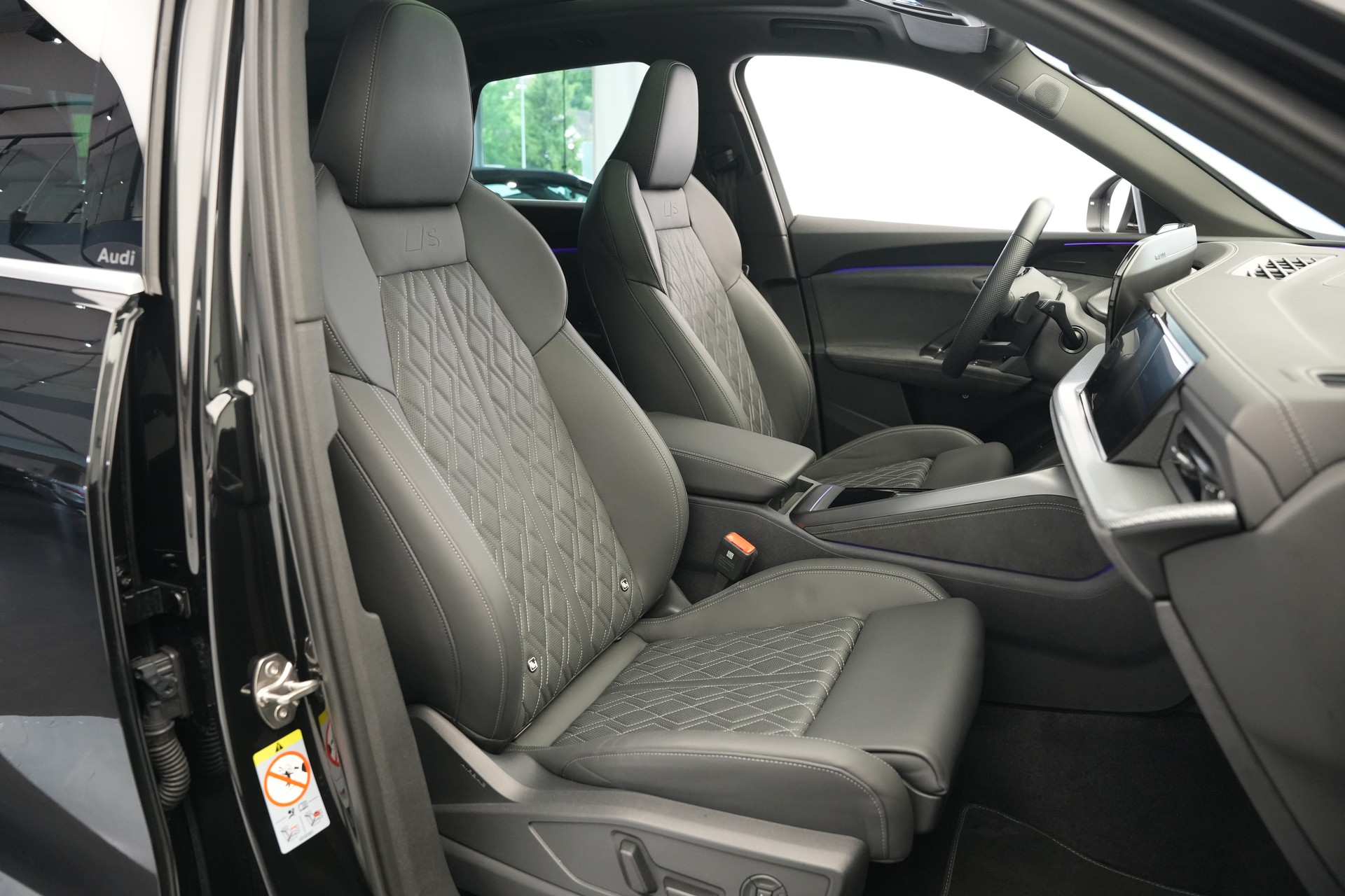 AUDI SQ5 TFSI quattro S-tronic *Luftfederung* *Panorama* *Leder* *HuD*-image-14