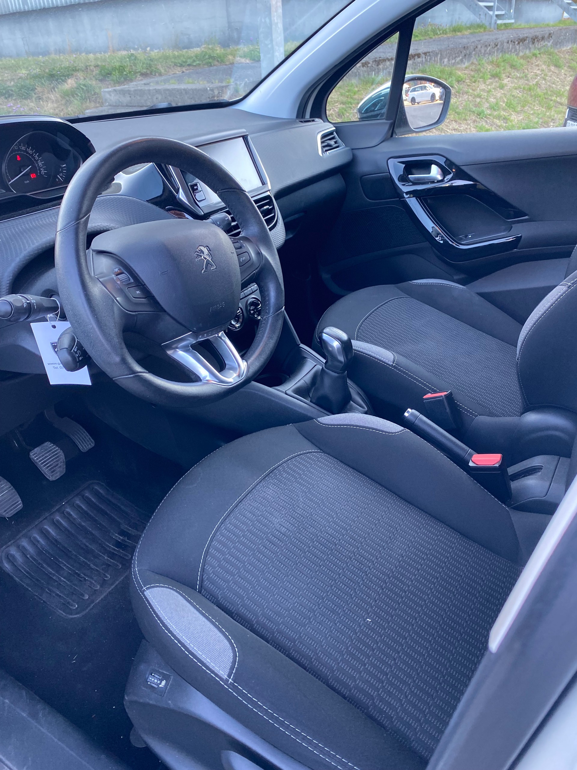 PEUGEOT 208 1.2 PureTech Style-image-6