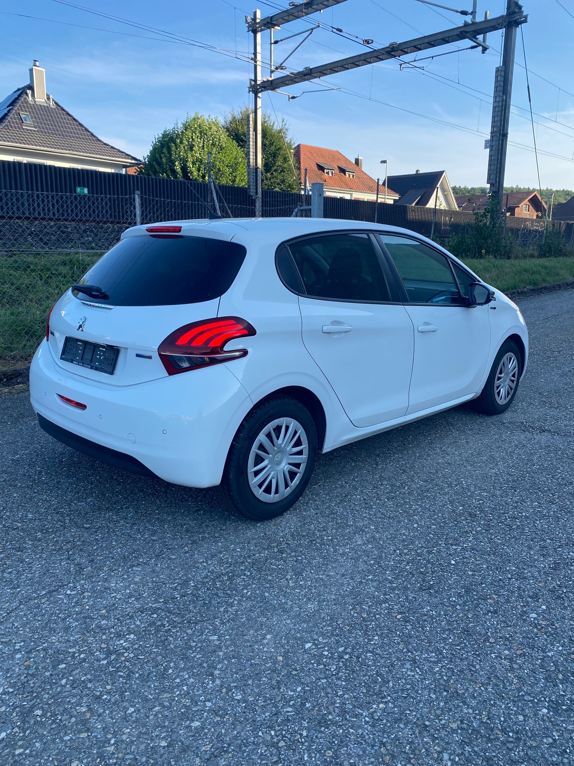 PEUGEOT 208 1.2 PureTech Style-image-11