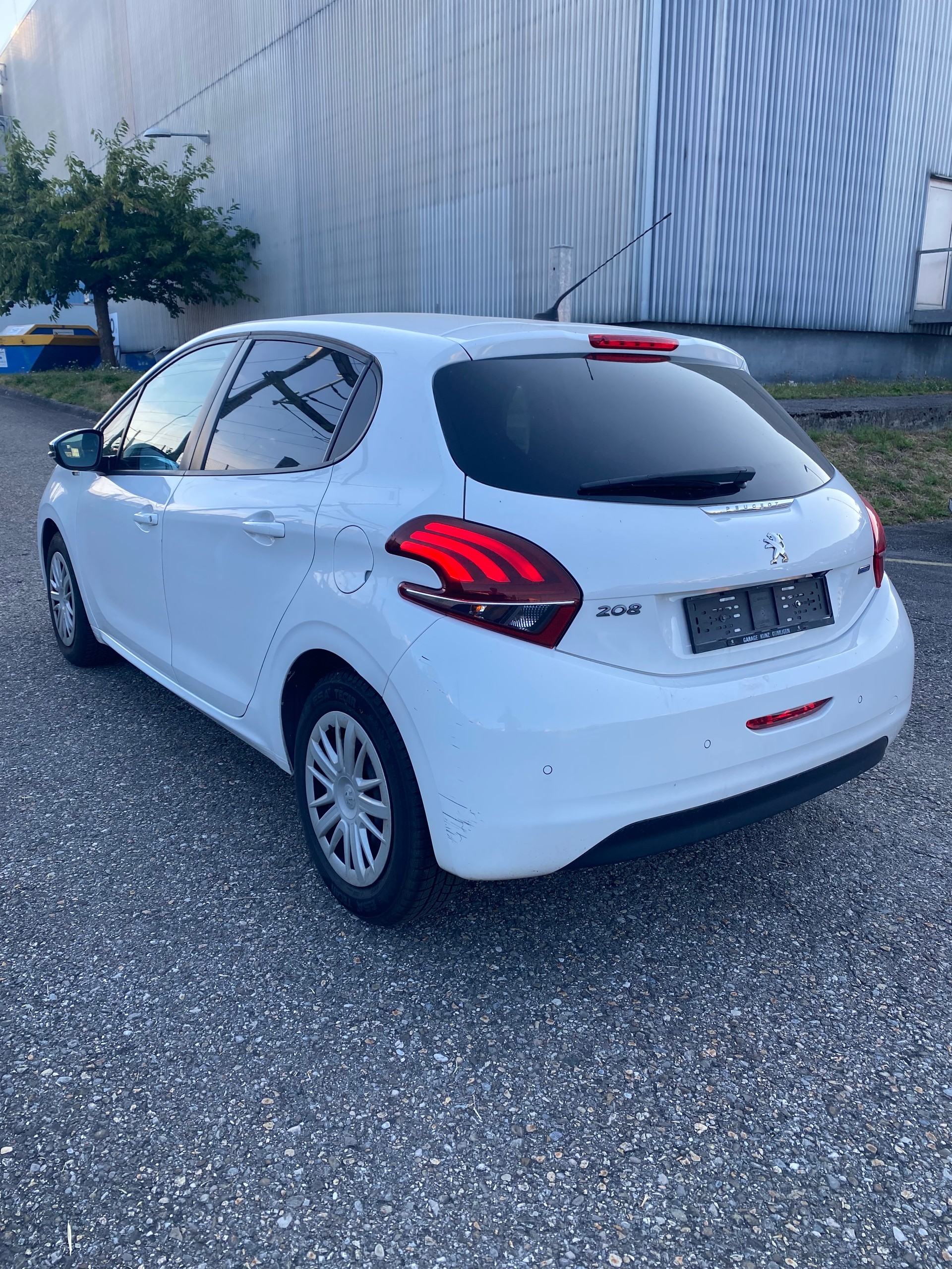 PEUGEOT 208 1.2 PureTech Style-image-5