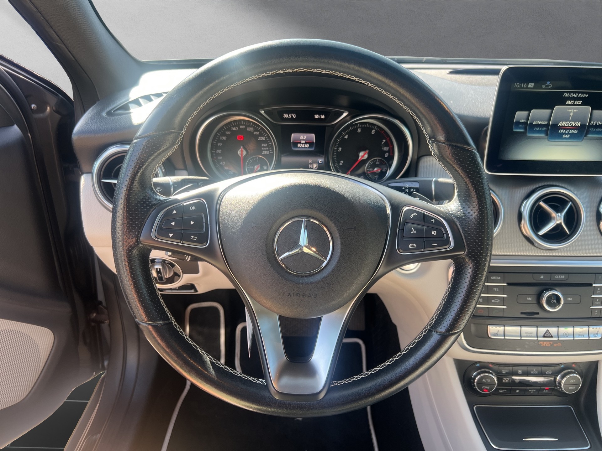 MERCEDES-BENZ GLA 200-image-4