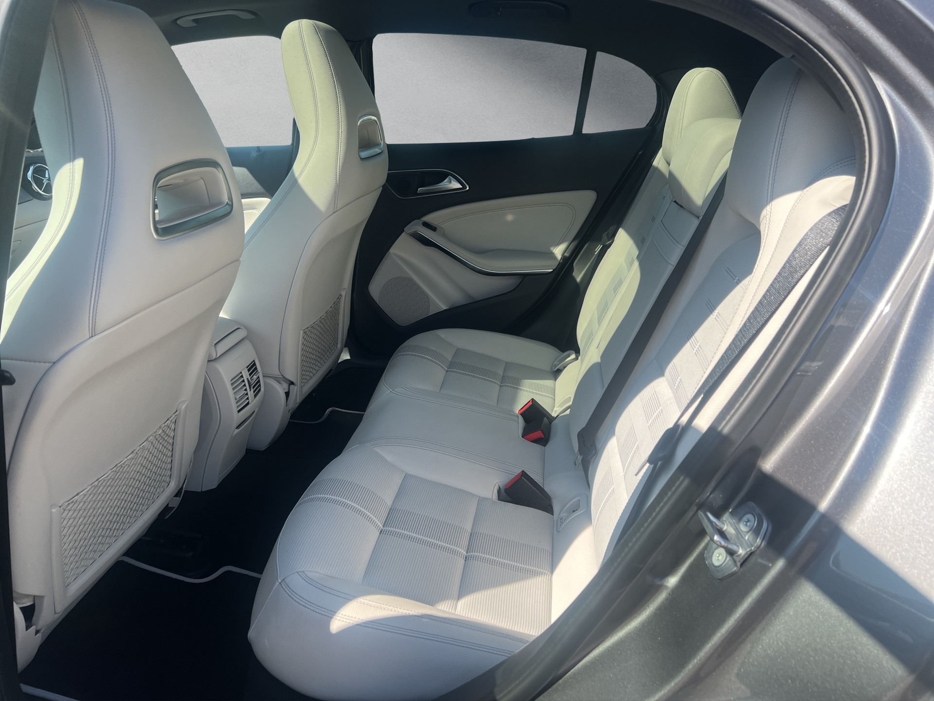 MERCEDES-BENZ GLA 200-image-10