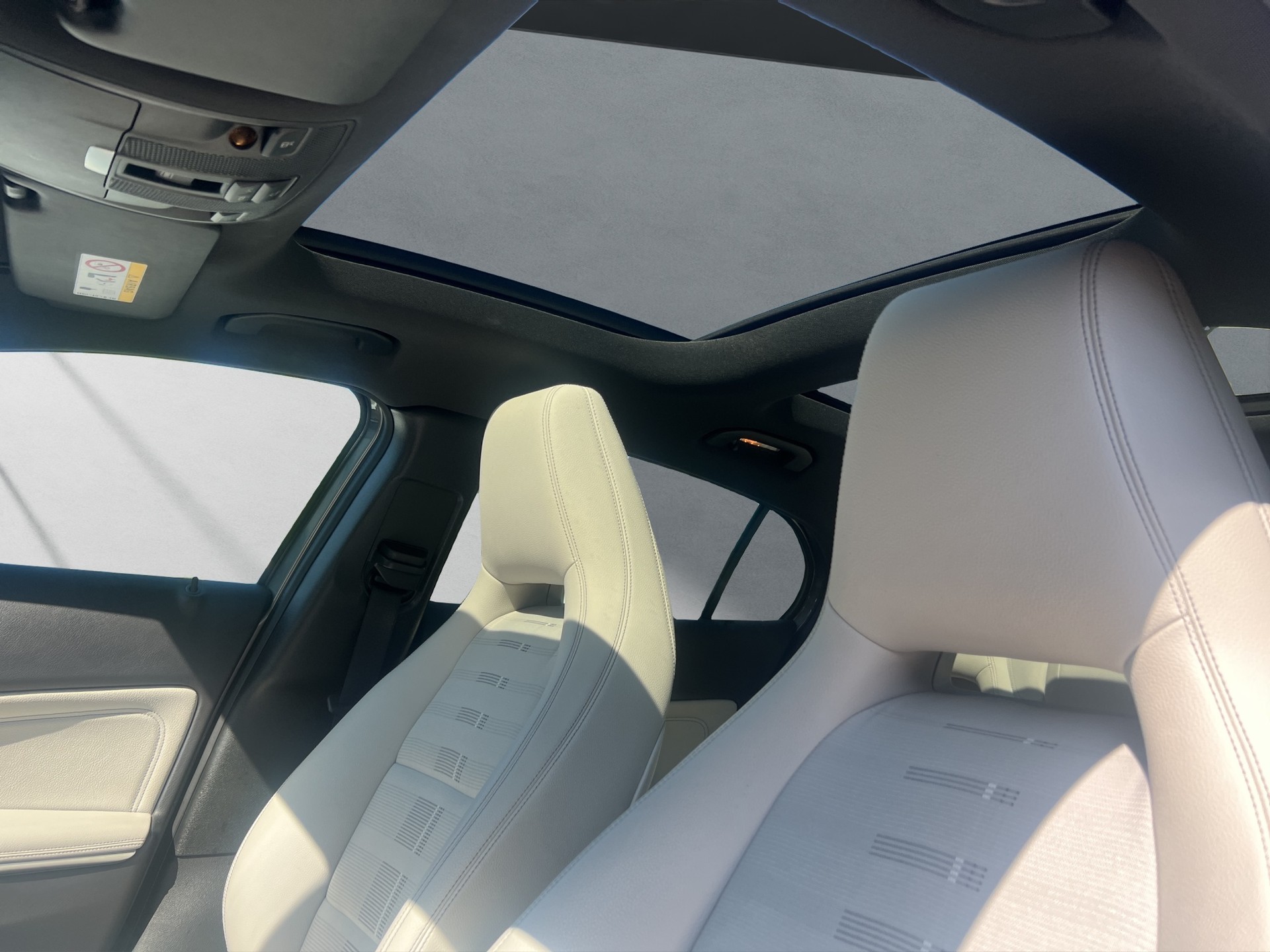 MERCEDES-BENZ GLA 200-image-9