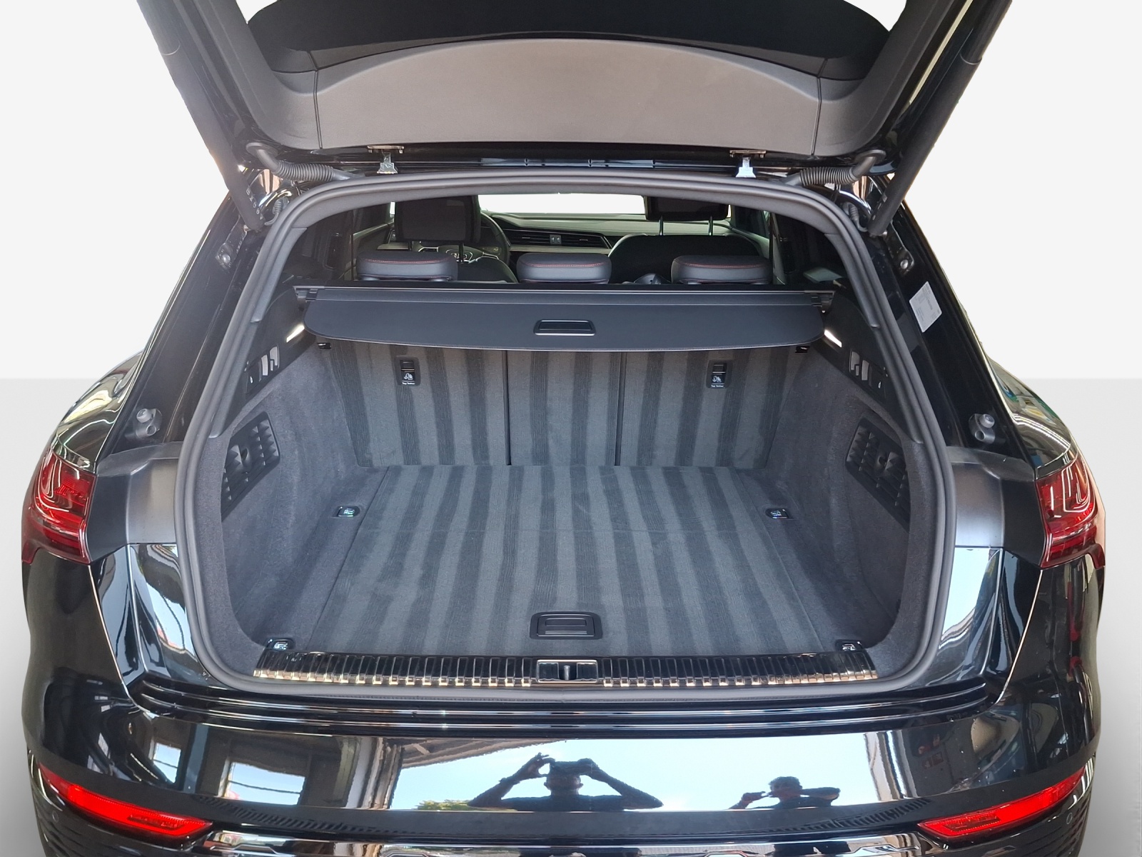 AUDI Q8 55 e-tron Black Edition quattro-image-12