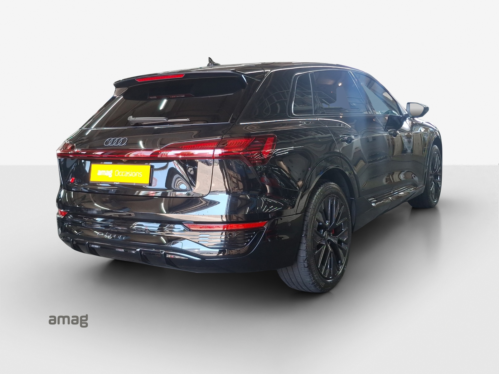 AUDI Q8 55 e-tron Black Edition quattro-image-4