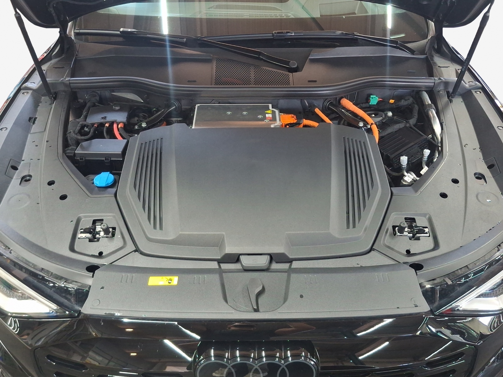 AUDI Q8 55 e-tron Black Edition quattro-image-15