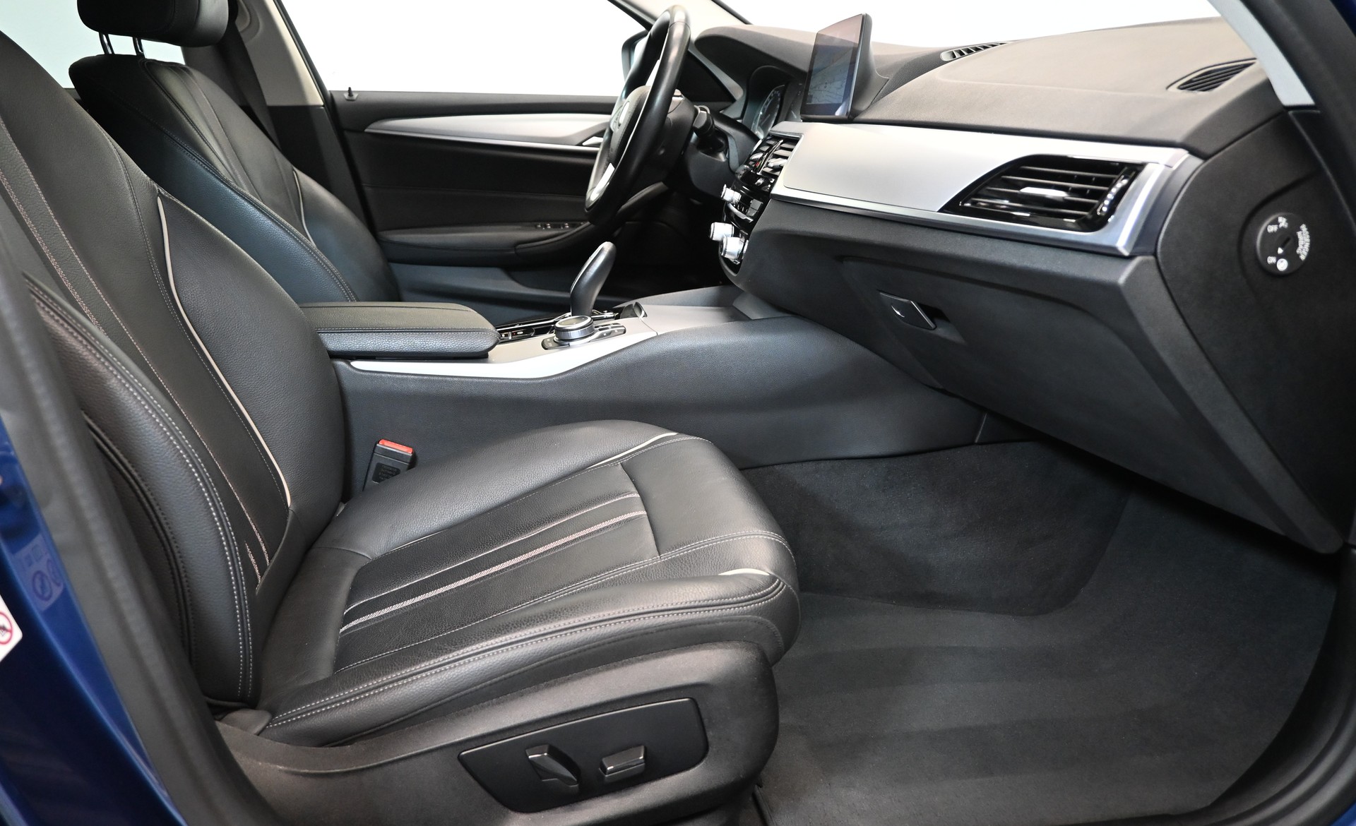 BMW 520d xDrive 48V Touring Steptronic-image-2