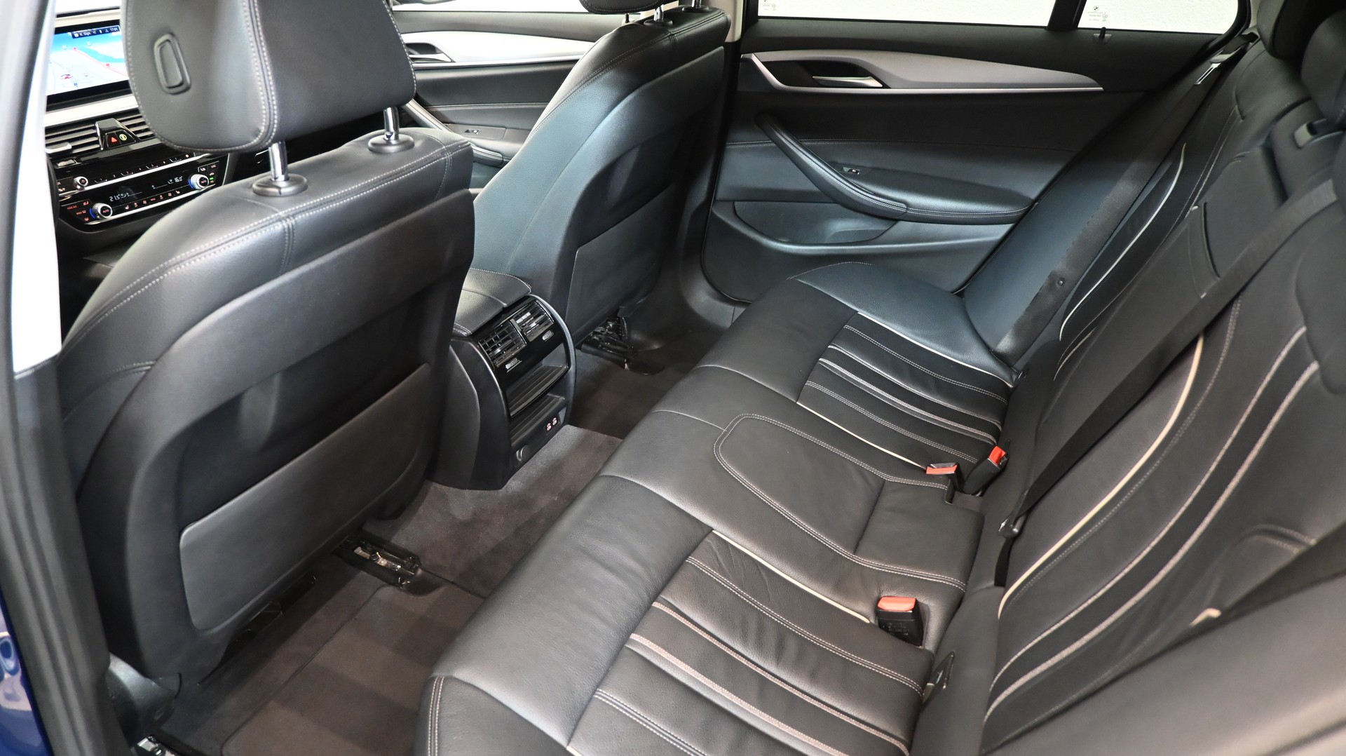 BMW 520d xDrive 48V Touring Steptronic-image-7