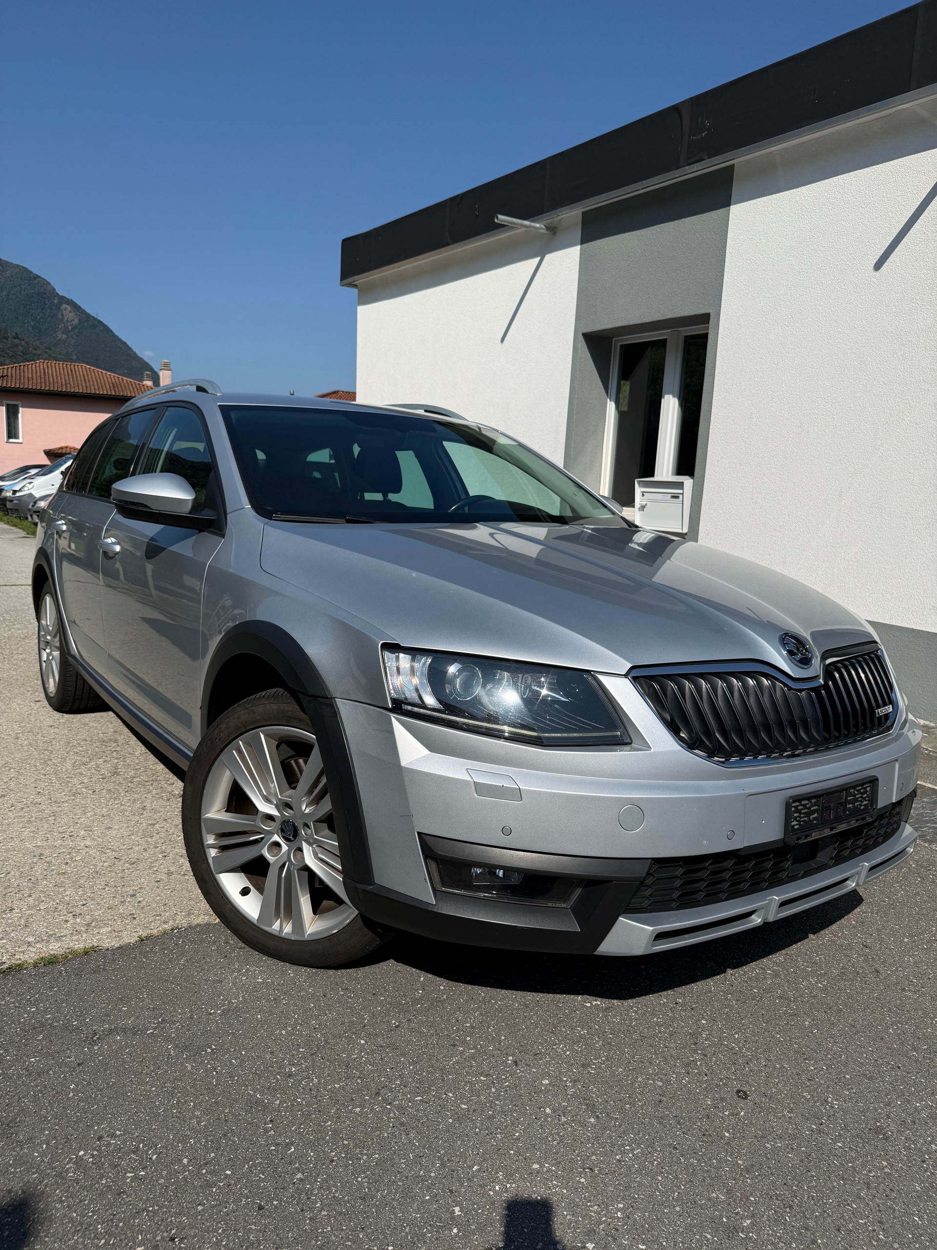 SKODA Octavia Combi 2.0 TDI Scout 4x4 DSG-image-0