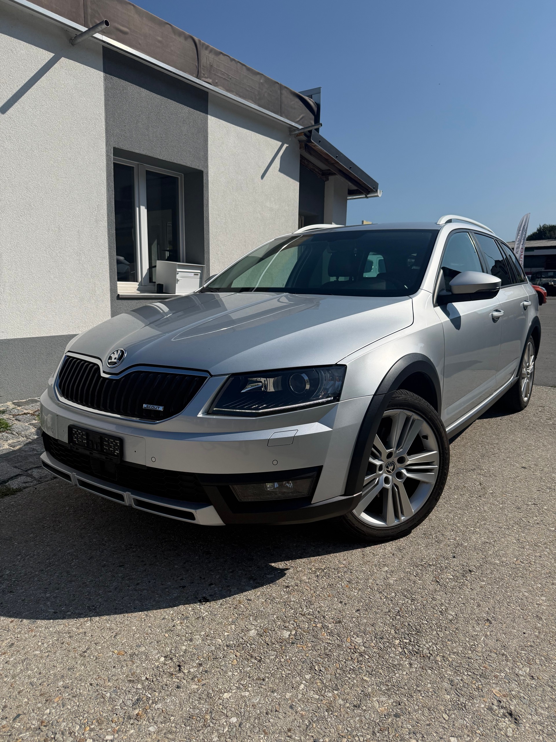 SKODA Octavia Combi 2.0 TDI Scout 4x4 DSG-image-1