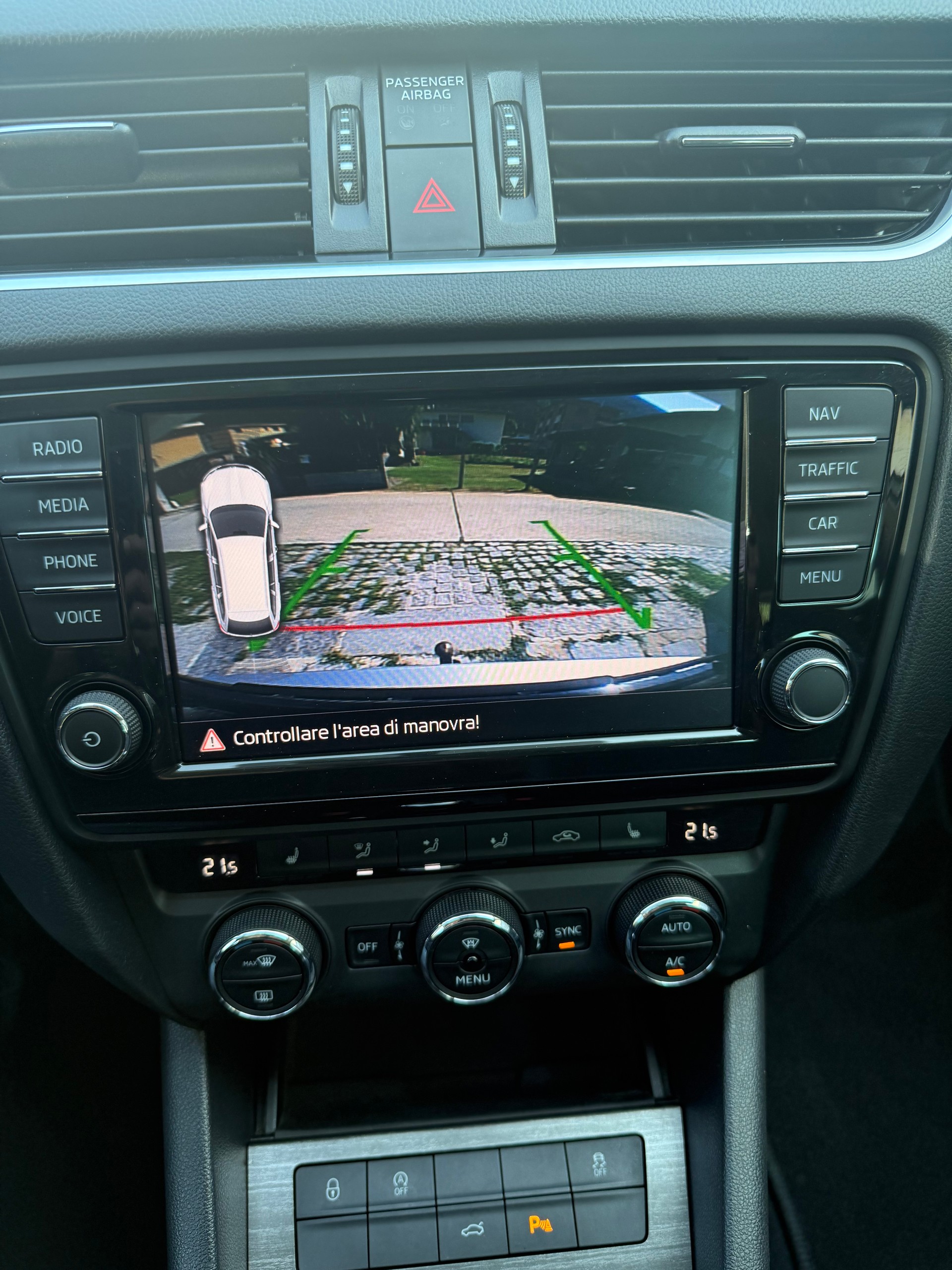 SKODA Octavia Combi 2.0 TDI Scout 4x4 DSG-image-11