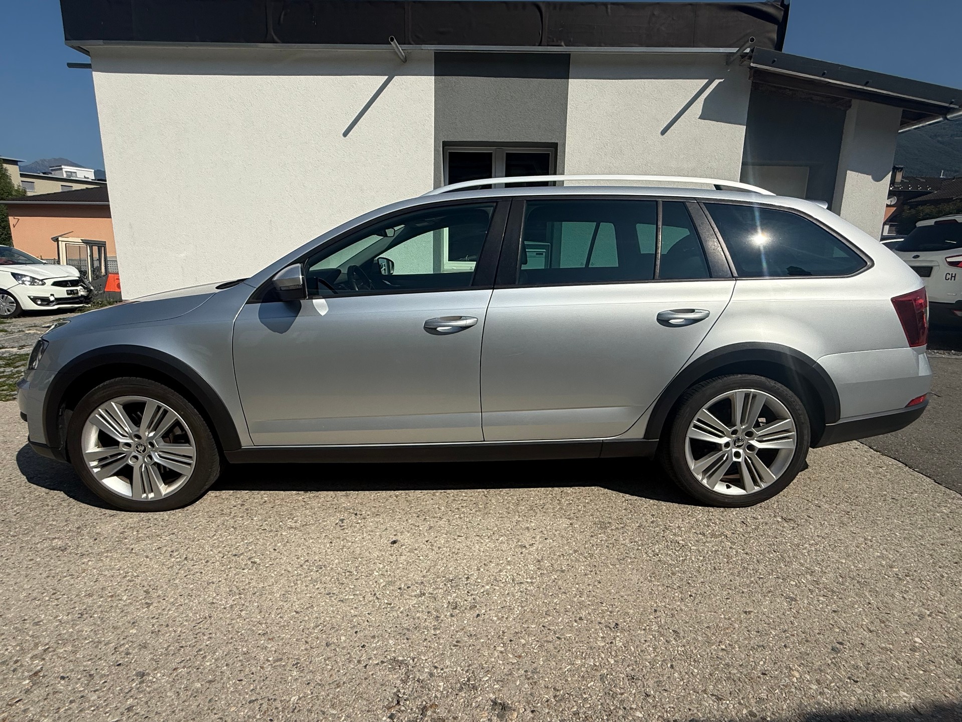 SKODA Octavia Combi 2.0 TDI Scout 4x4 DSG-image-2