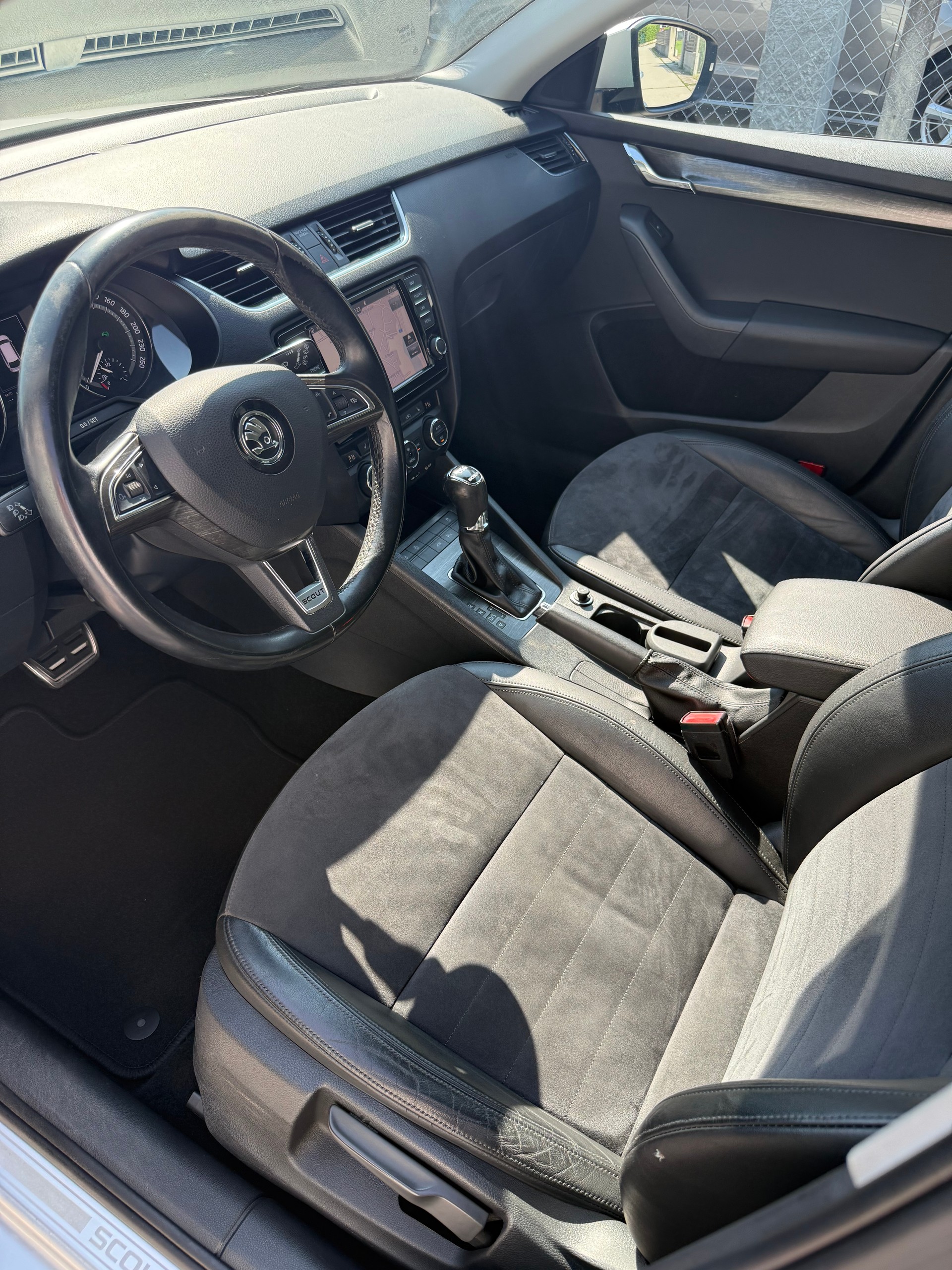 SKODA Octavia Combi 2.0 TDI Scout 4x4 DSG-image-8