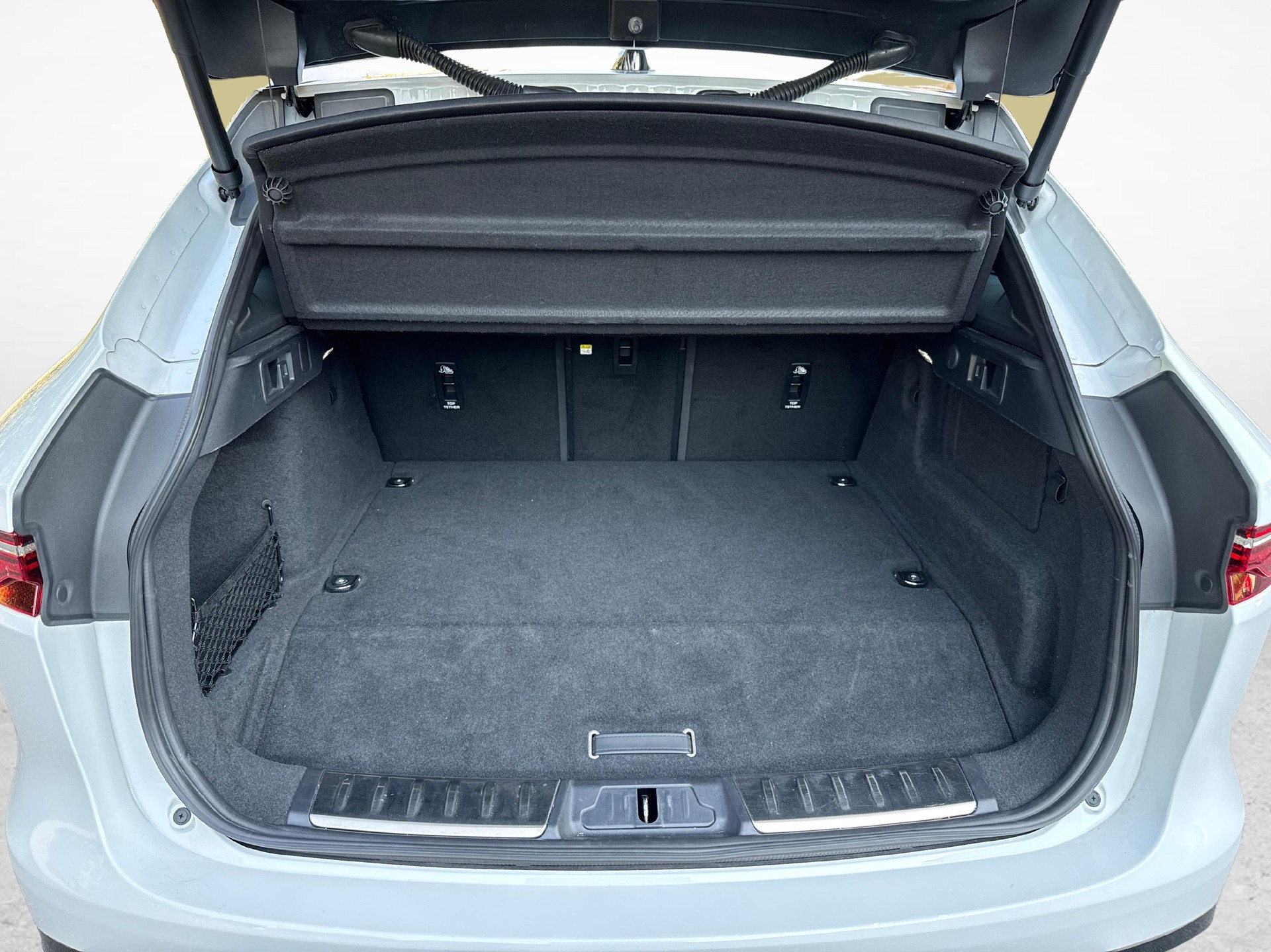 JAGUAR F-Pace 2.0 P400e R-Dynamic SE AWD-image-12