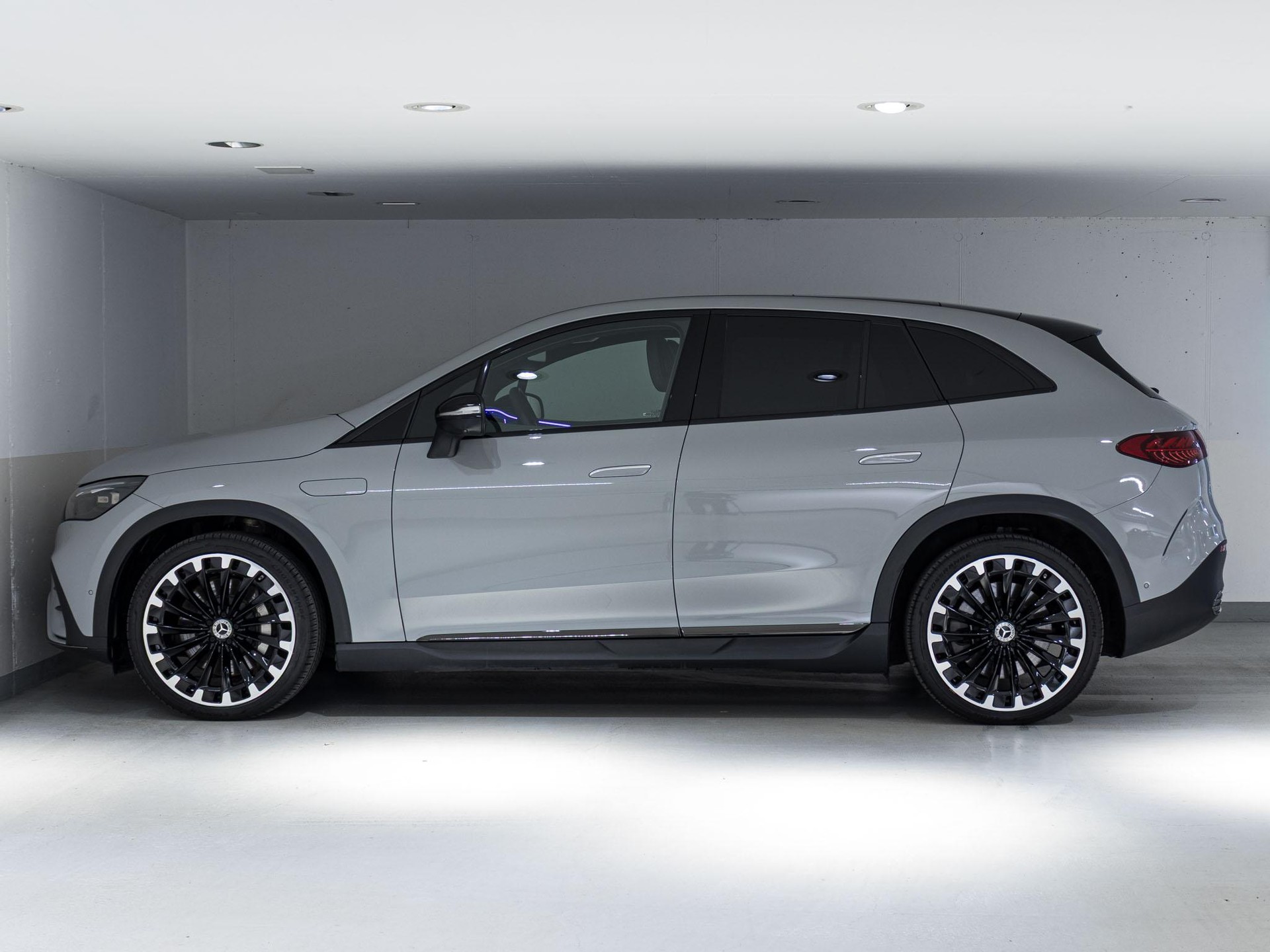 MERCEDES-BENZ EQE 500 4MATIC SUV-image-4