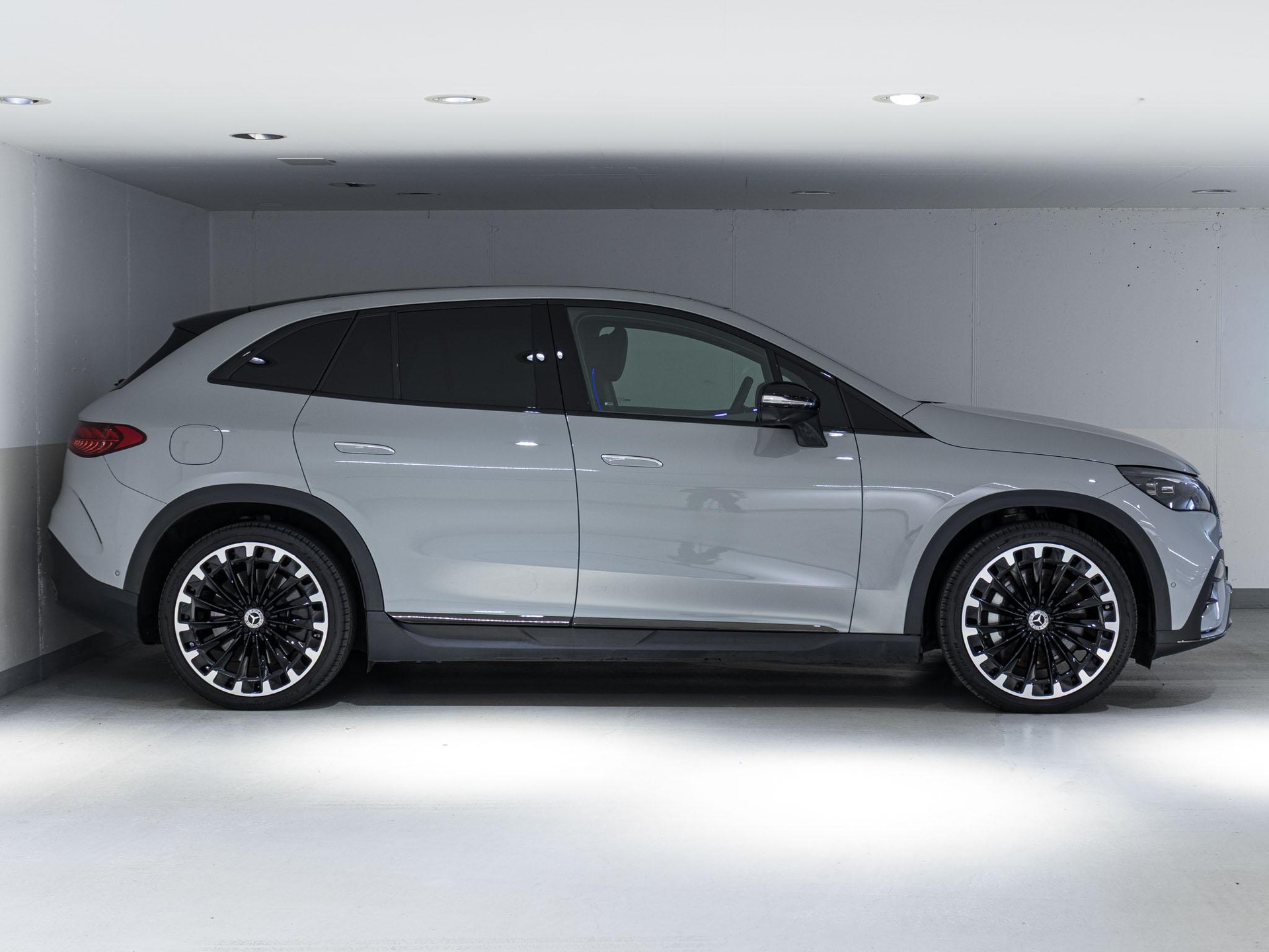 MERCEDES-BENZ EQE 500 4MATIC SUV-image-1