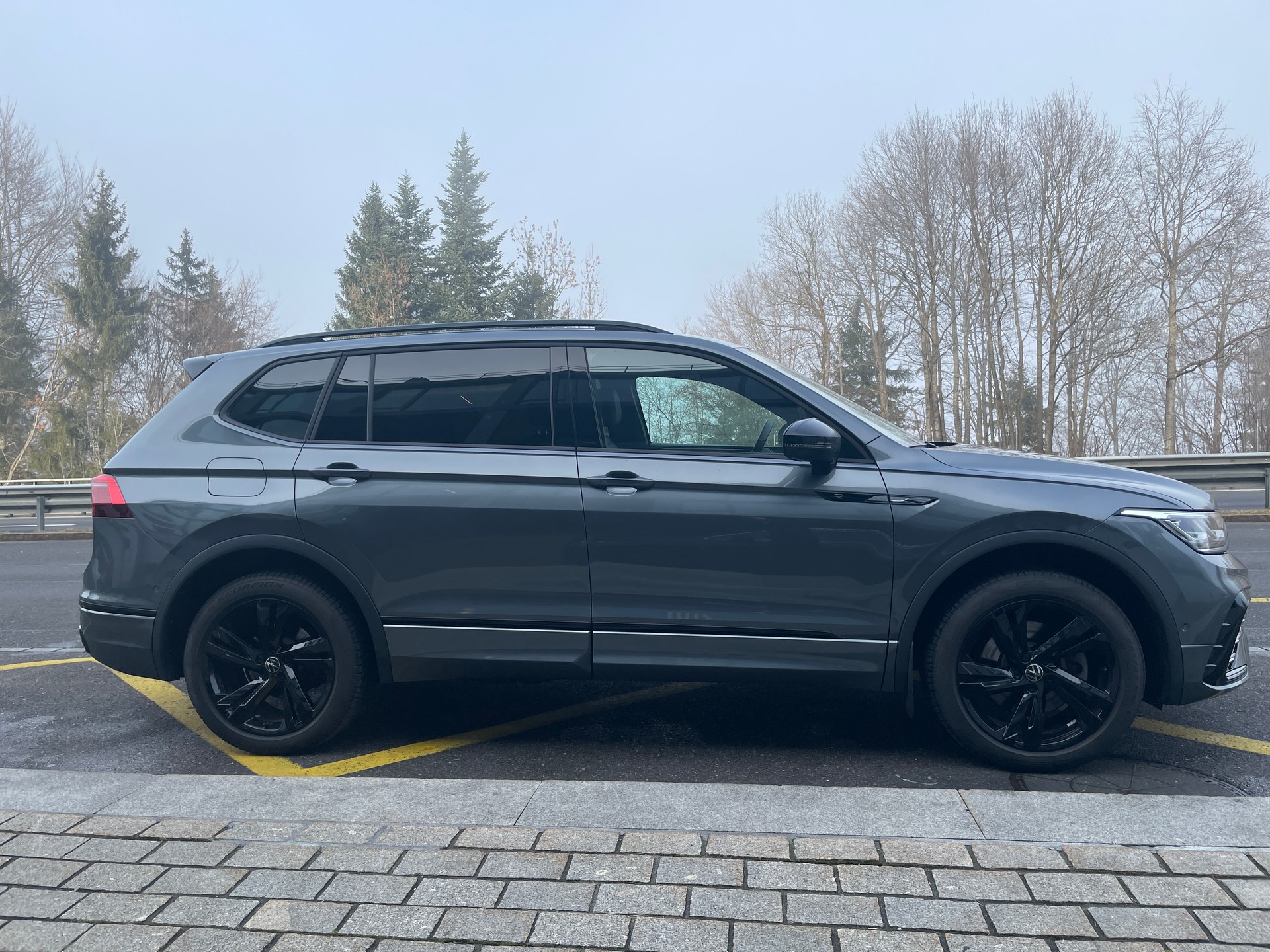 VW Tiguan 2.0TSI R-Line 4Motion DSG 7 Sitzer mit AHK-image-3