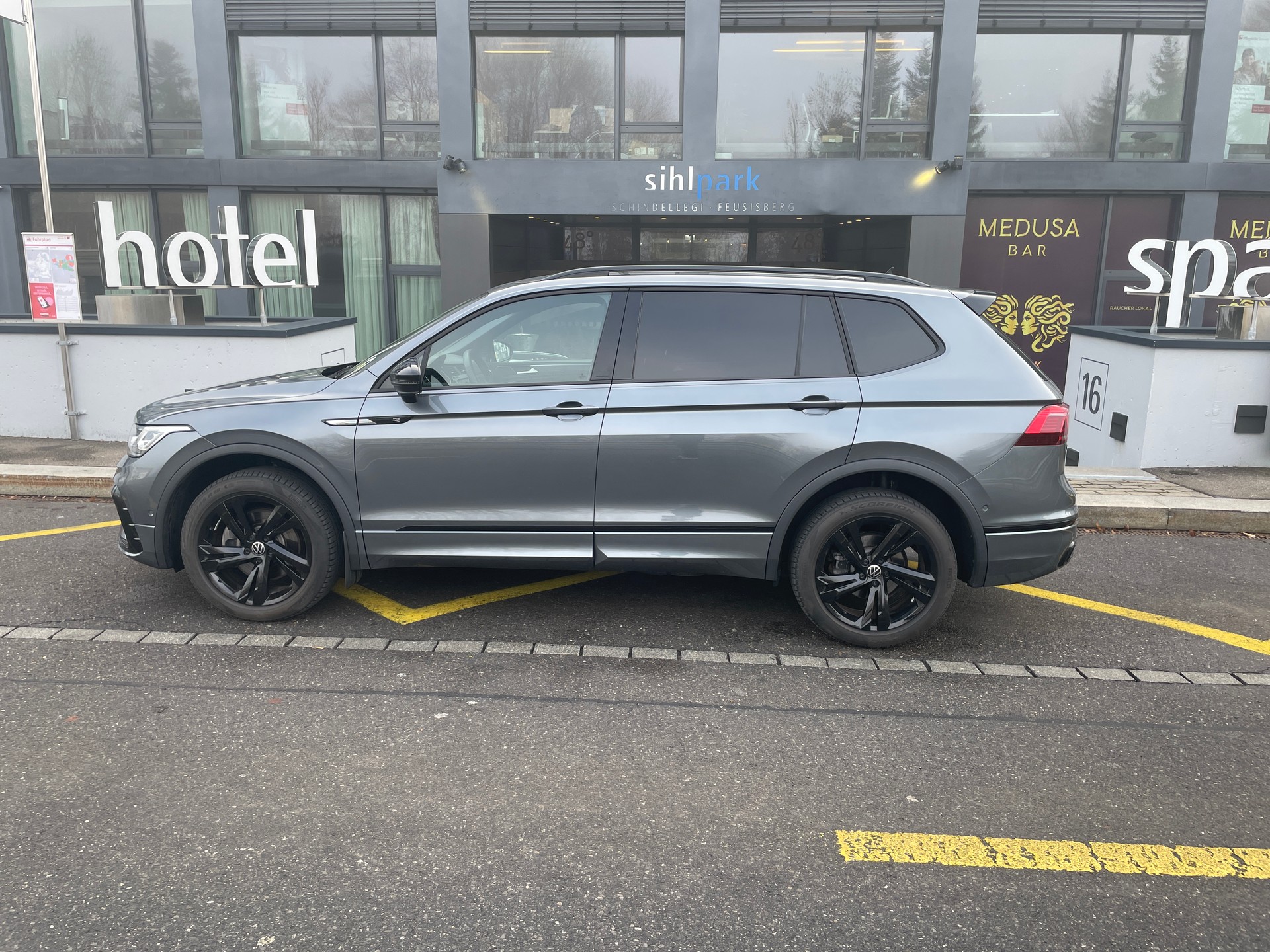 VW Tiguan 2.0TSI R-Line 4Motion DSG 7 Sitzer mit AHK-image-9
