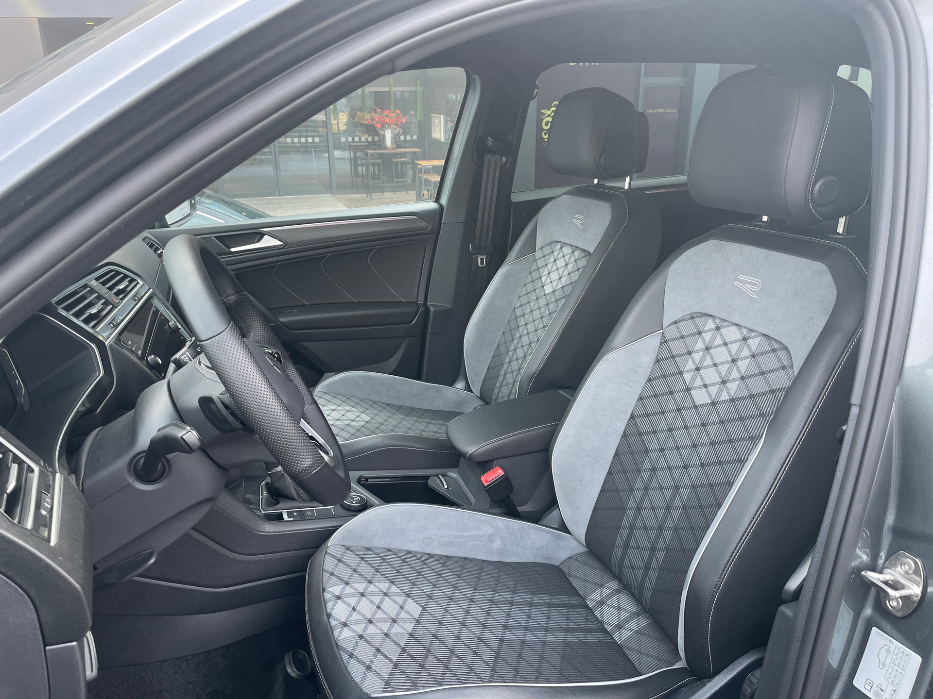 VW Tiguan 2.0TSI R-Line 4Motion DSG 7 Sitzer mit AHK-image-12