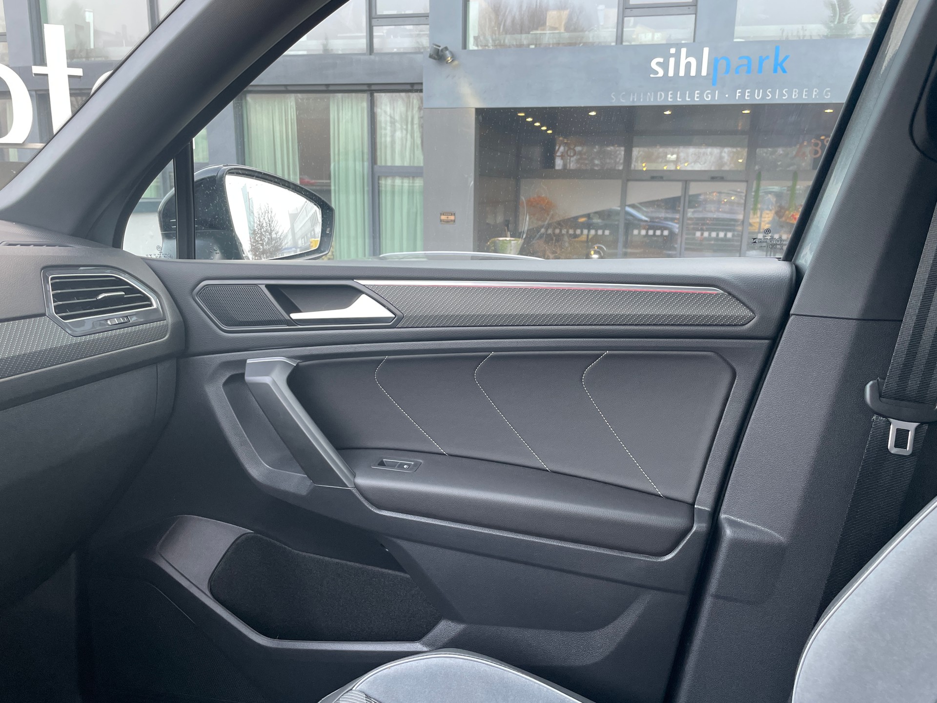 VW Tiguan 2.0TSI R-Line 4Motion DSG 7 Sitzer mit AHK-image-24