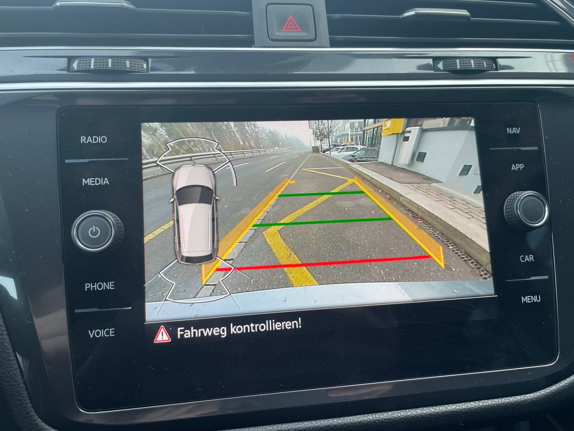 VW Tiguan 2.0TSI R-Line 4Motion DSG 7 Sitzer mit AHK-image-23