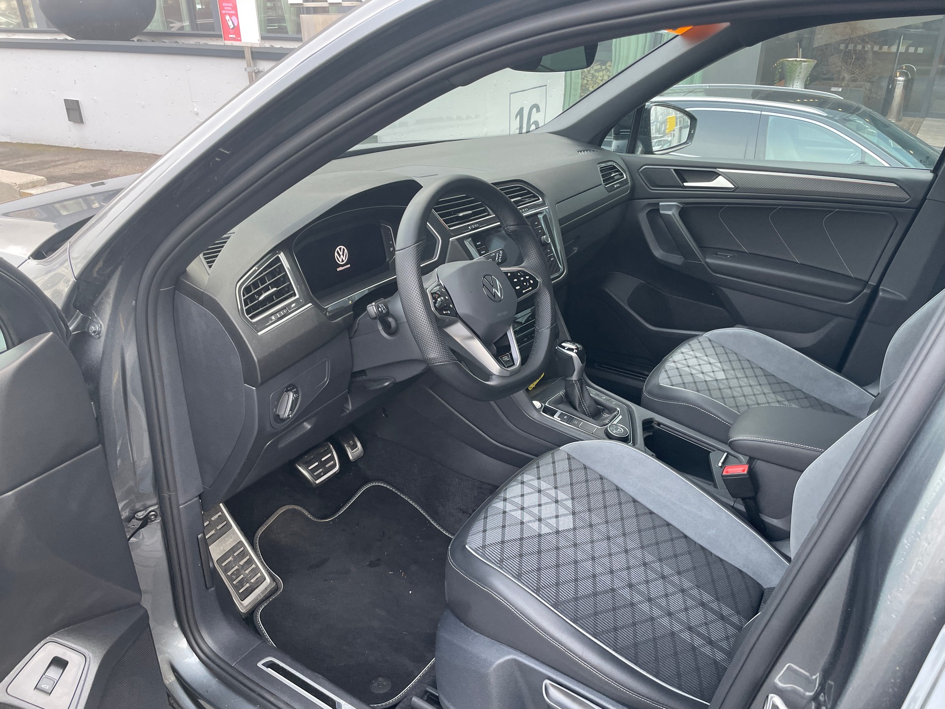 VW Tiguan 2.0TSI R-Line 4Motion DSG 7 Sitzer mit AHK-image-11