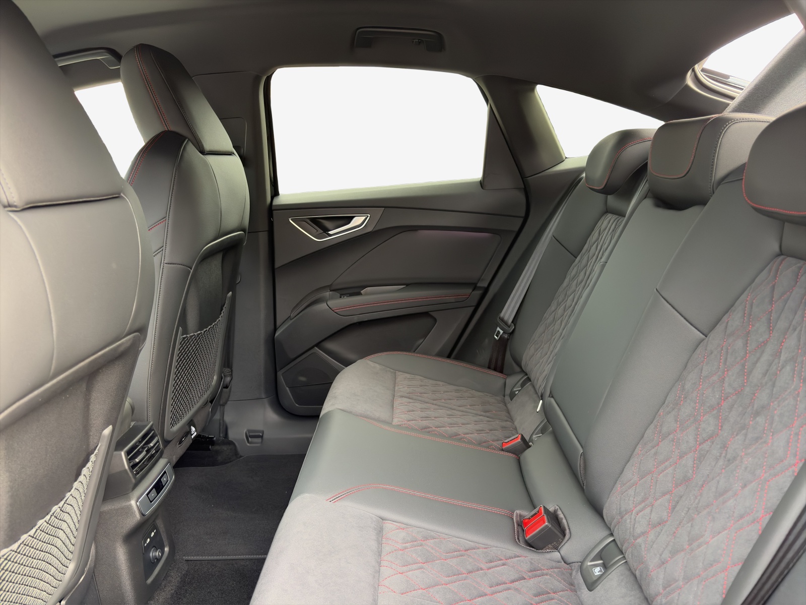 AUDI Q4 Sportback e-tron 45 Edition Swiss Ski quattro-image-11