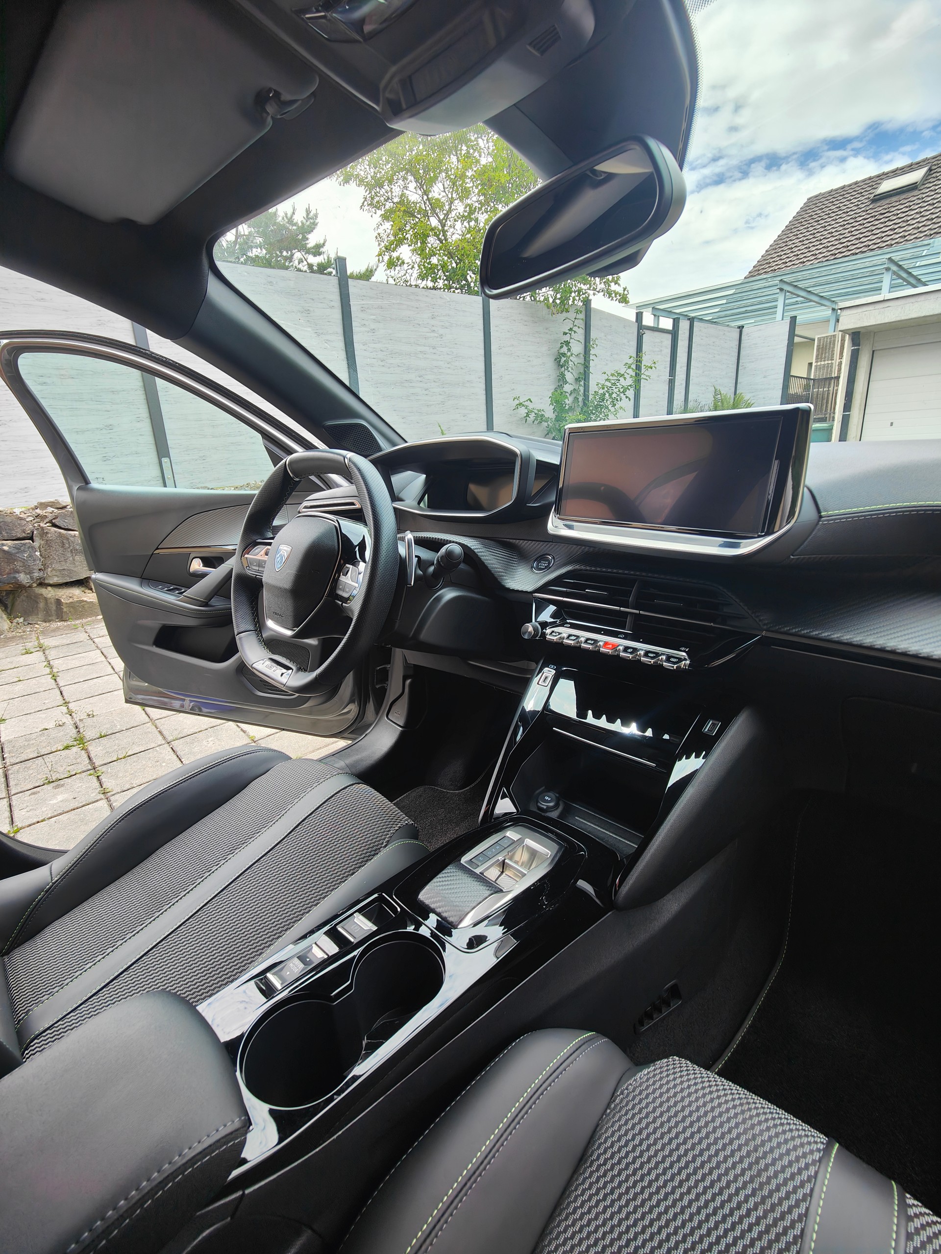 PEUGEOT 1.2 Hybrid 145 GT-image-4
