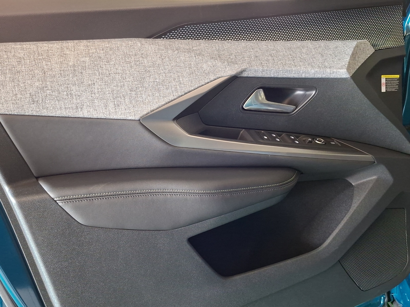 PEUGEOT 5008 1.6 PHEV 225 GT Exclusive-image-10