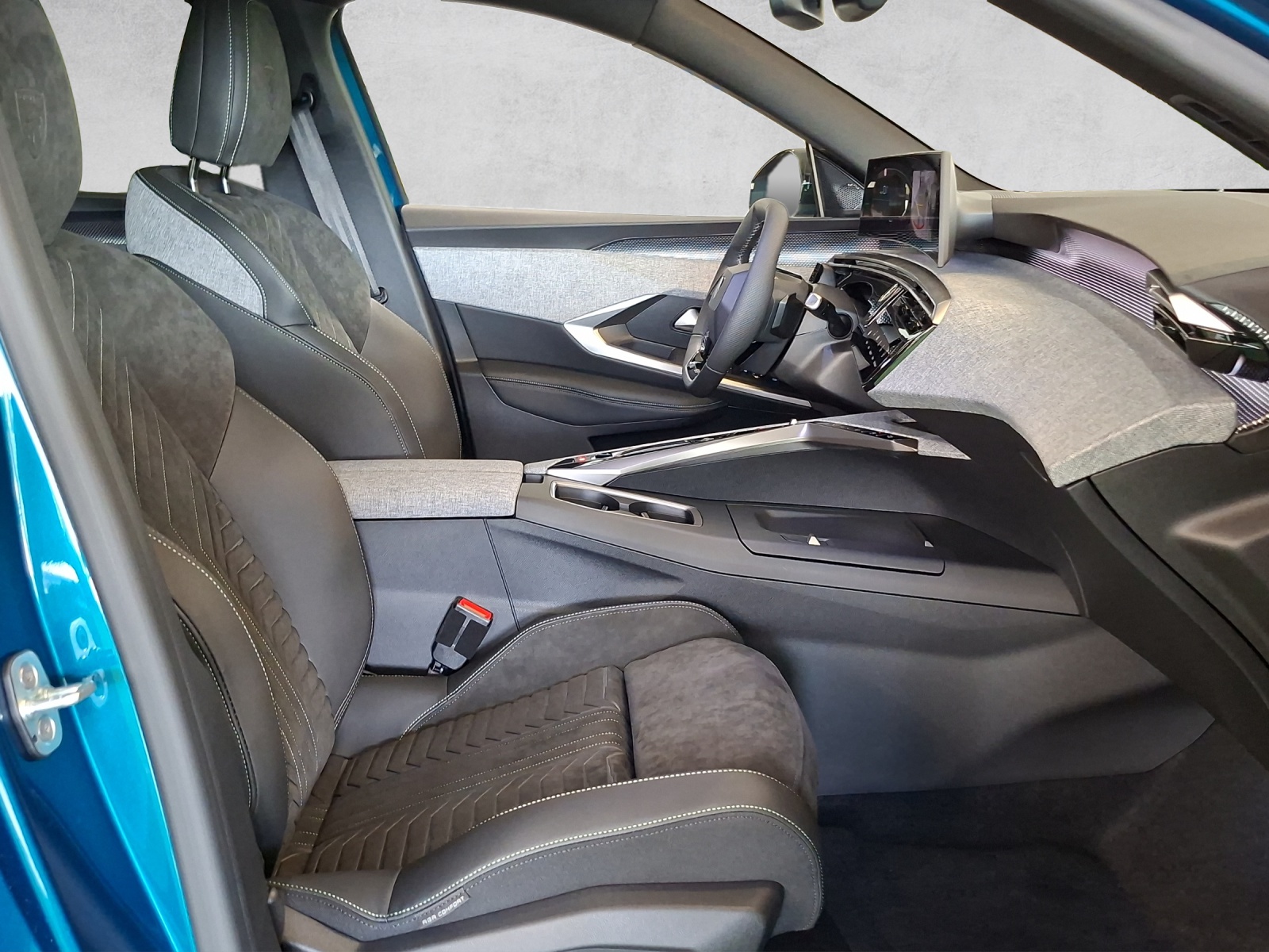 PEUGEOT 5008 1.6 PHEV 225 GT Exclusive-image-13