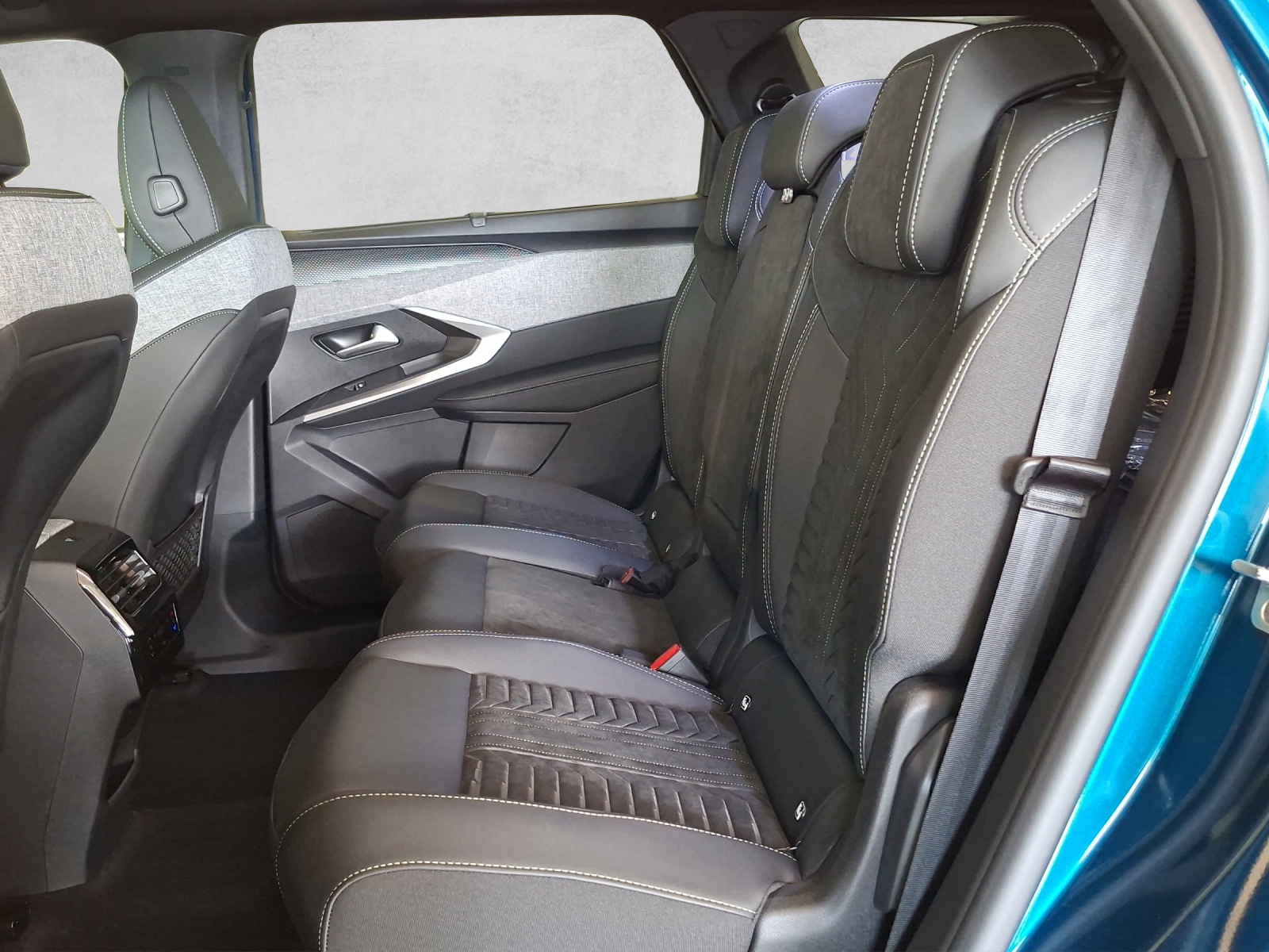 PEUGEOT 5008 1.6 PHEV 225 GT Exclusive-image-11