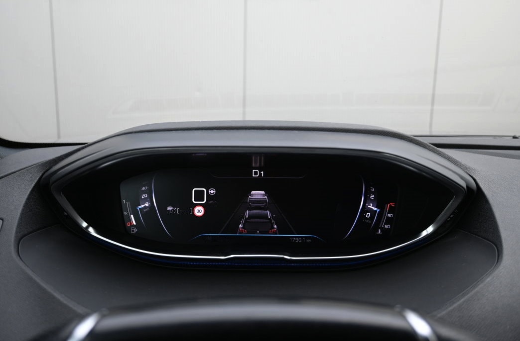 PEUGEOT 3008 1.2 PureTech Allure EAT8-image-9
