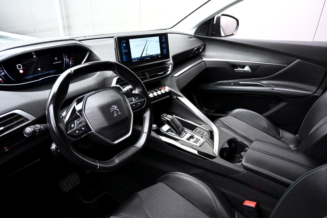 PEUGEOT 3008 1.2 PureTech Allure EAT8-image-7