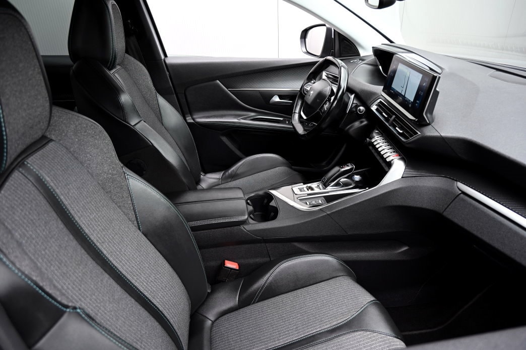 PEUGEOT 3008 1.2 PureTech Allure EAT8-image-4