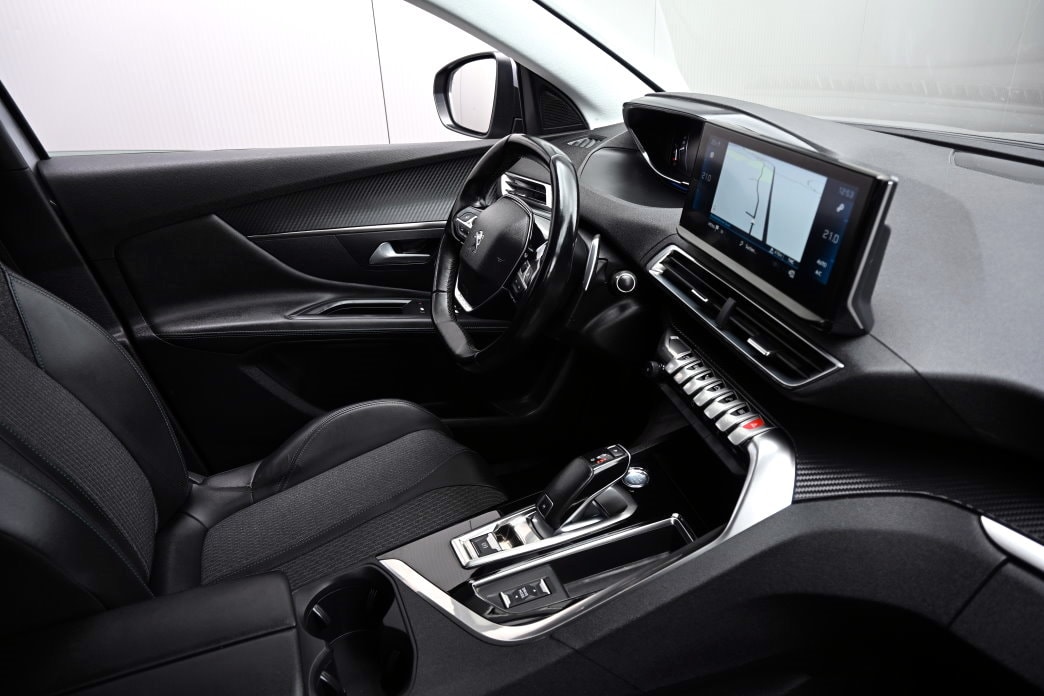 PEUGEOT 3008 1.2 PureTech Allure EAT8-image-6